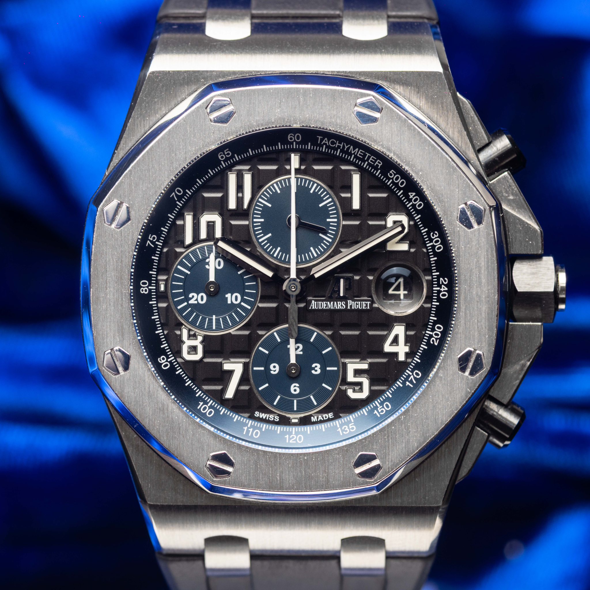 May be an image of wrist watch and text that says '75 H In 0 0 ER mhin 80 II O 002 6 AUDEMARS PIGUET 4 2 =وى ه CC SWISS MADE 110 110 mpur mIjT ุร Su nepaиrp '