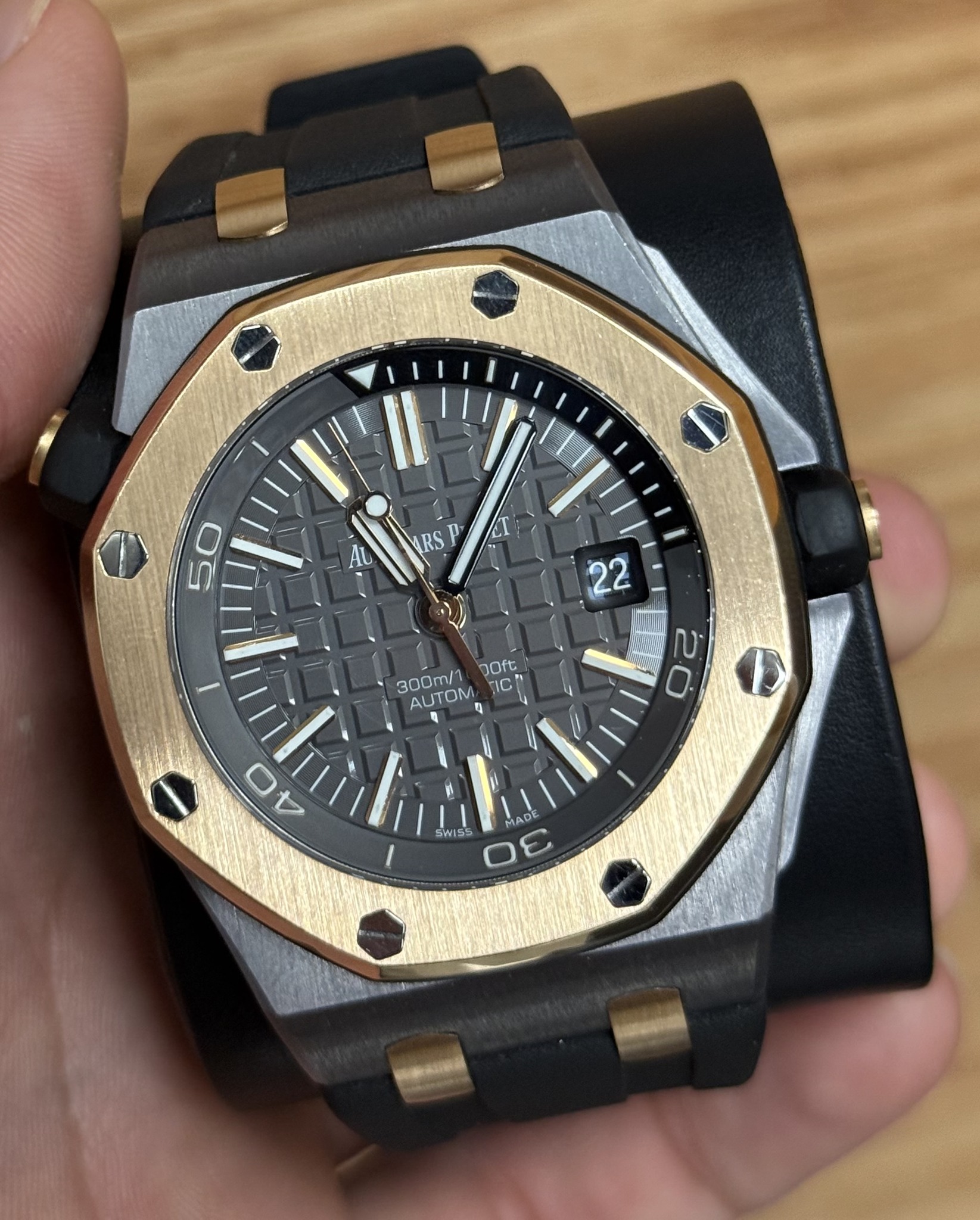 May be an image of wrist watch and text that says 'RS P AL ET 50 22 300m/2 OOft AUTOM STC TIC IC E U ADE AO SWISS 蔚'