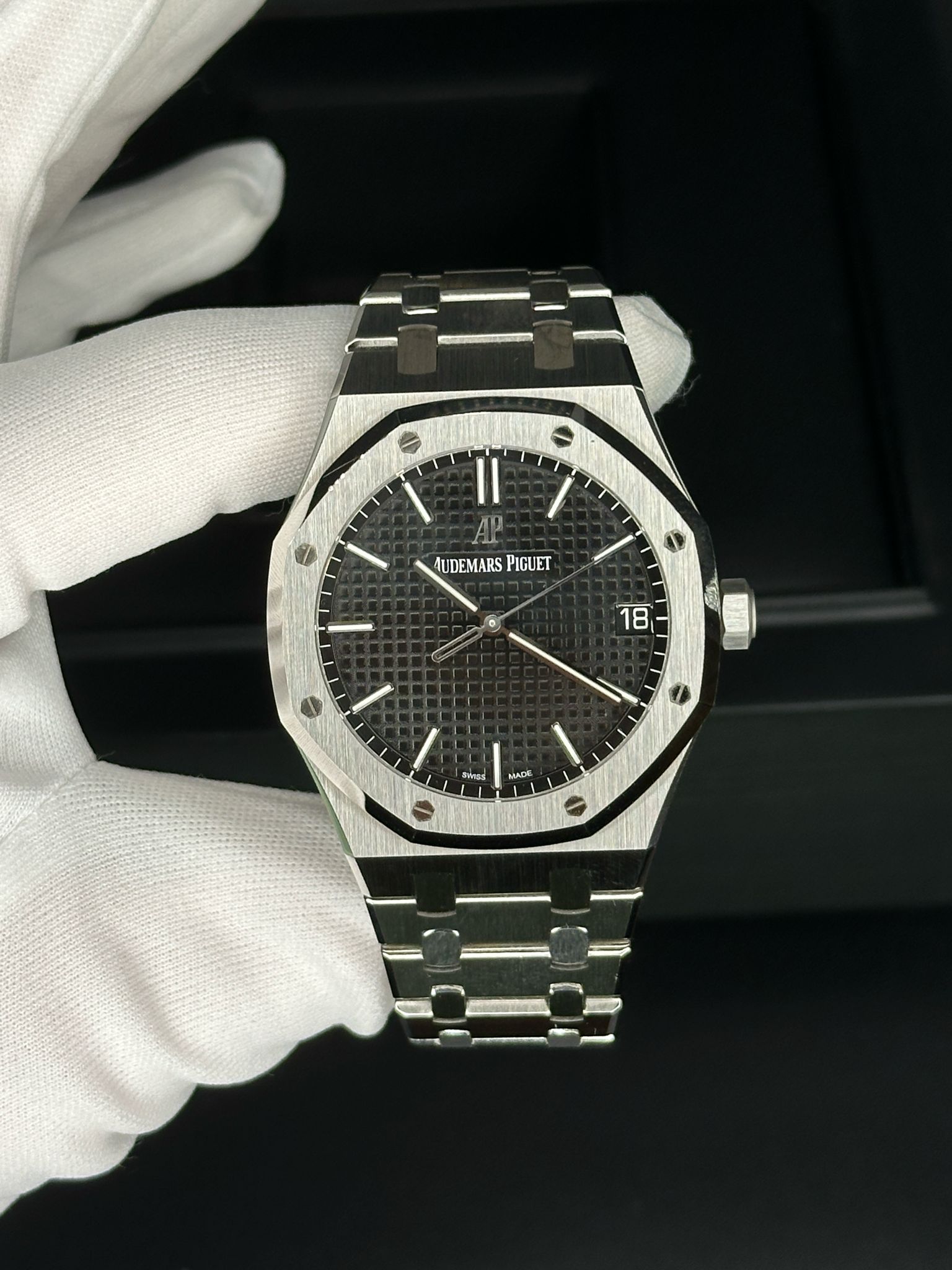 May be an image of wrist watch and text that says 'AUDEMARS AUDEMARSPIGUET PIGUET SE 18 SWt MADE'