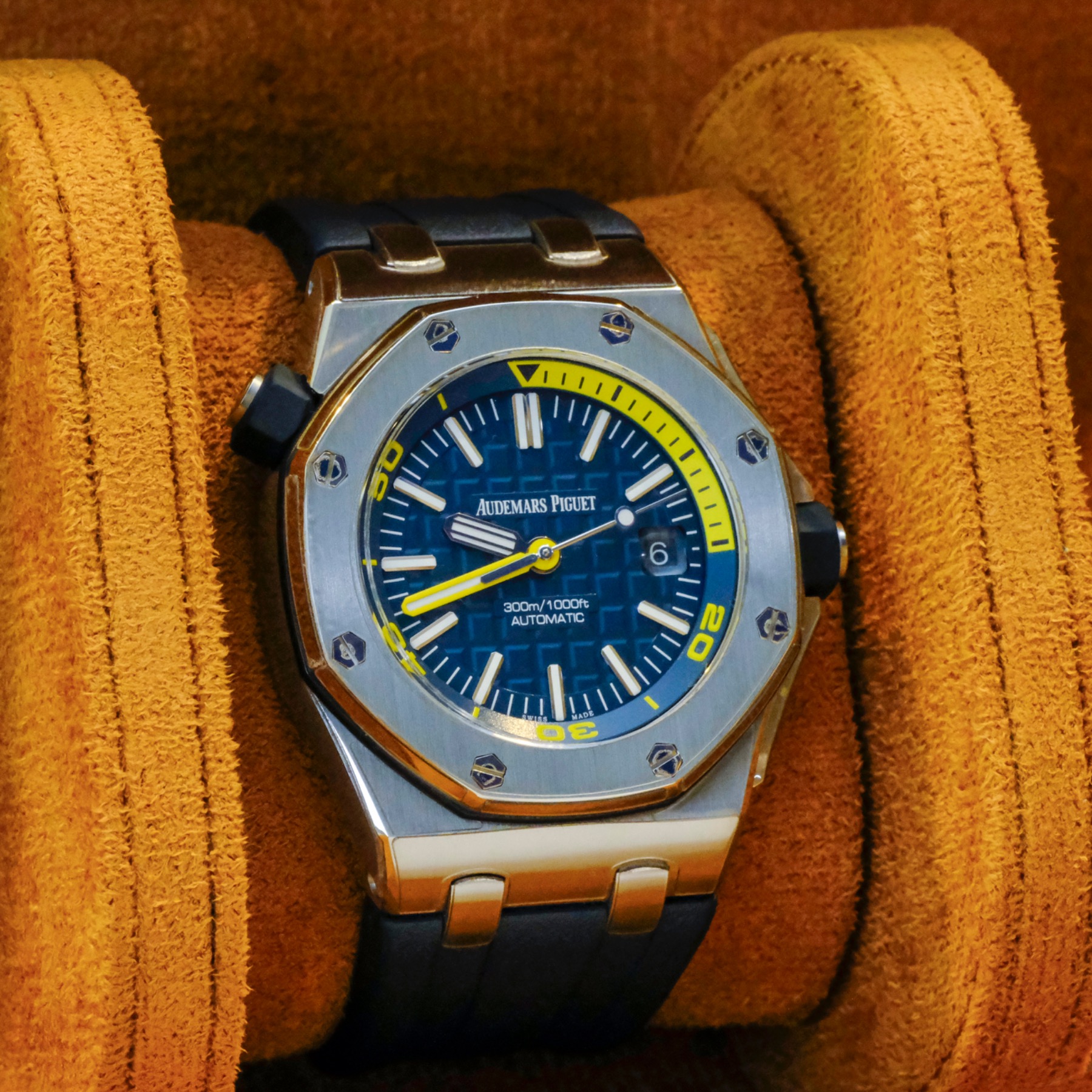 May be an image of wrist watch and text that says '5D AUDEMARS AUDEMARSPIGUET- UDEMARSPIGUET PIGUET 300/ T/1000t coDF ATMATC UTOMAT O 20'