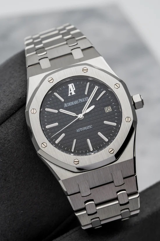 May be an image of wrist watch and text that says "A AUDEMARSPIGUET PIGUET //۱ ET AUDEMARS PIG 16 e AUTOMATIC AUTOMATIC D"