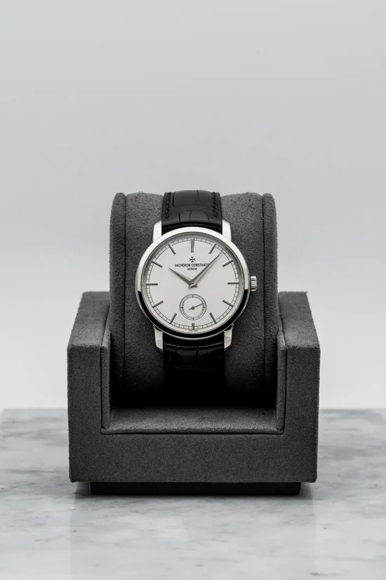 May be an image of wrist watch and text that says "NACHEROS GENFIE y i Em"