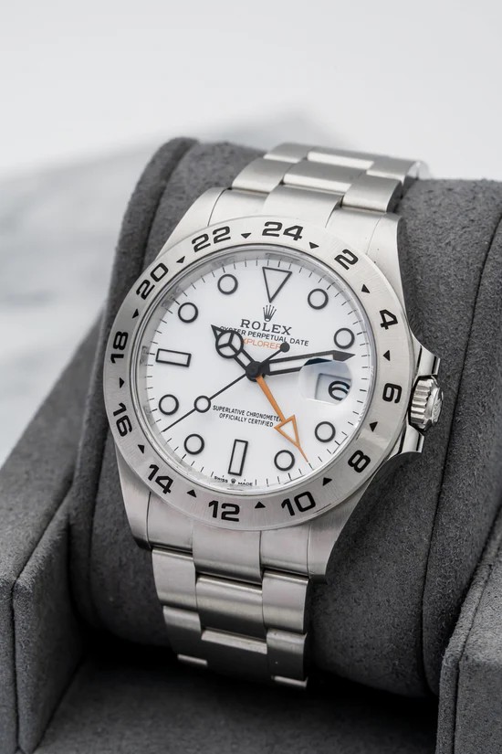 May be an image of wrist watch and text that says " O O GeT COSOZER O ROLEX RPERPETUAL PERP 4 D PERPETUA TUAL LOR RER DATE O LORE 91 O SUPERLATIVE OFFICIALLY CERTIFIED…