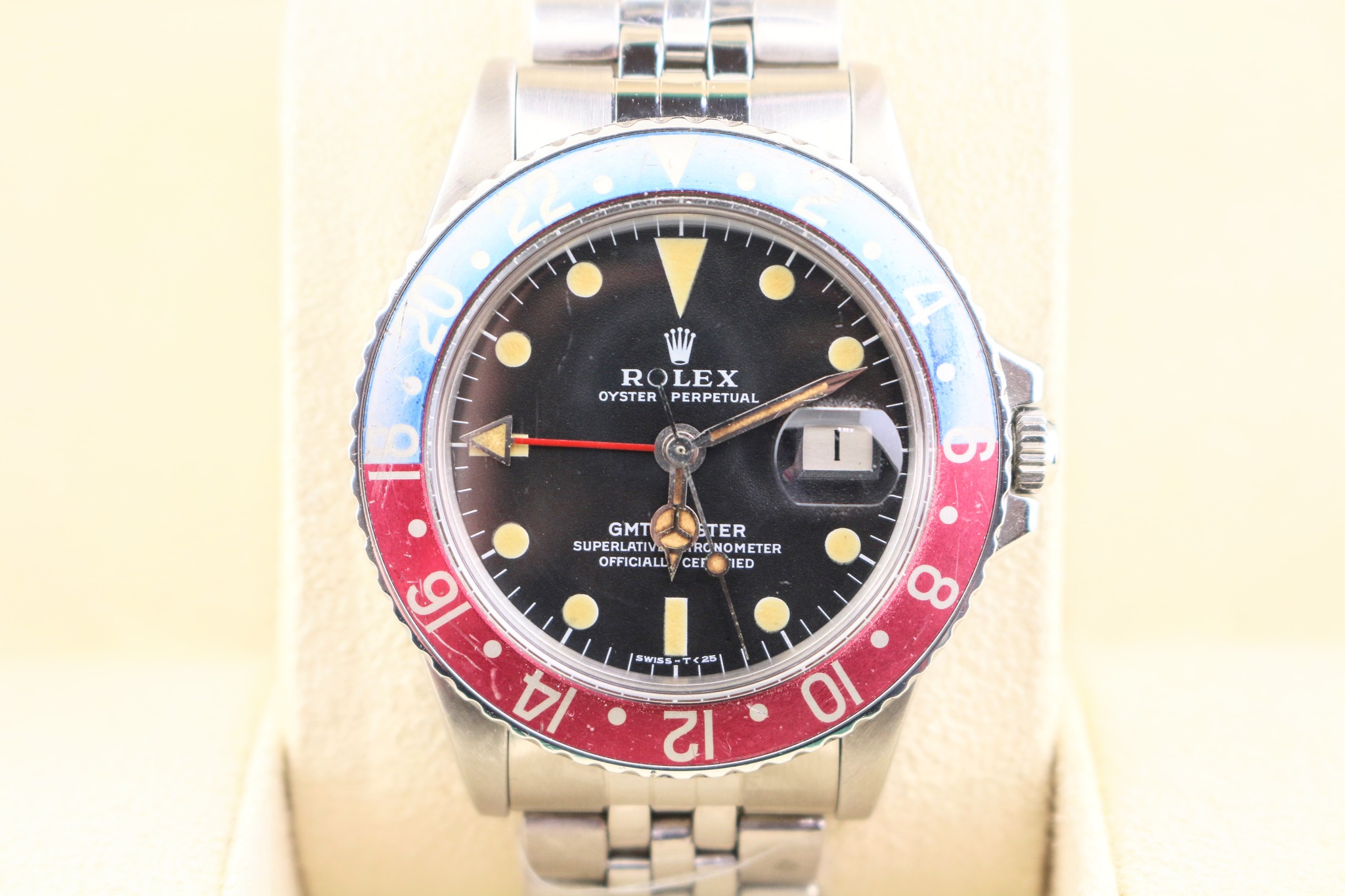 May be an image of wrist watch and text that says 'ROLEX R OYSTER OYSTERPERPETUAL PERPETUAL i GMT STER SUPERL SUP RCNOMETER ETER RONO OFFICIALL cEr 1ED በበ SWSS-Tく2 25 SWIsS 16 14 ထ…