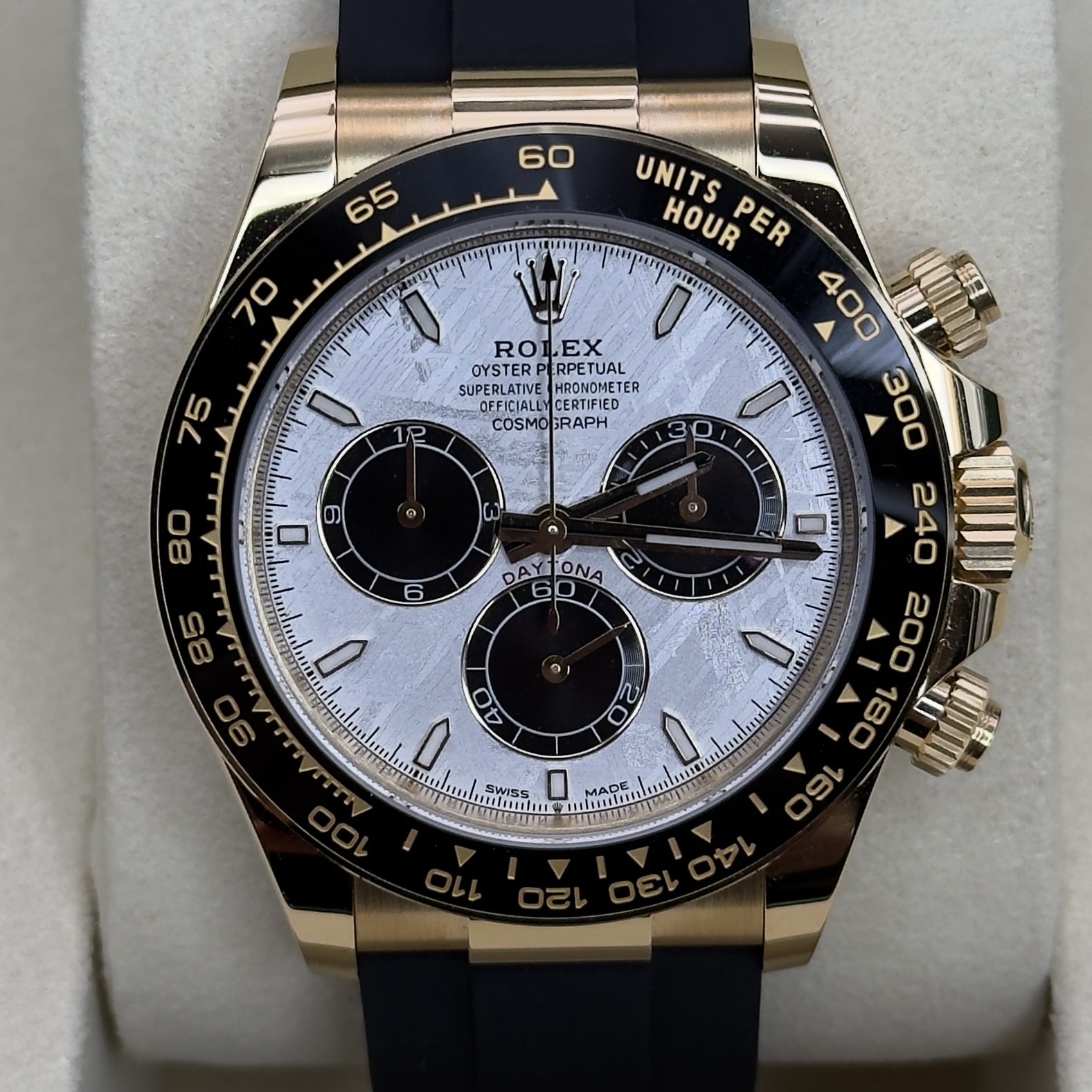 May be an image of wrist watch and text that says '60 65 70 RO ROLEX EX OYSTER TUAL HRONOMETE ETER 기양농면 OFFICIALL CERTIFIED た COSMOGRAPH RAPH COSMO 75 9 O @) UNITS HOUR PER…