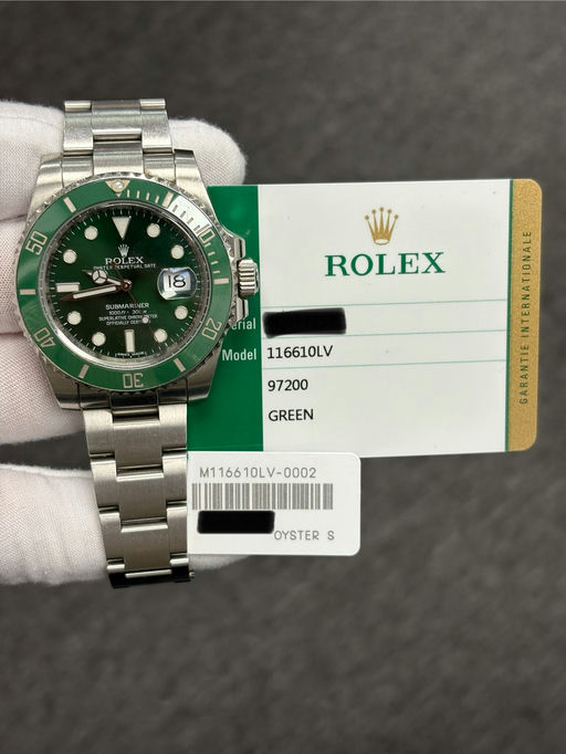 May be an image of wrist watch and text that says '50 POLE ၂ါ0 18 SUBMA AO ROLEX 02 erial Model Model116610LV 116610LV 30 97200 GREEN A ANR GARANTIE RAN M116610LV-0002 OYSTERS S'
