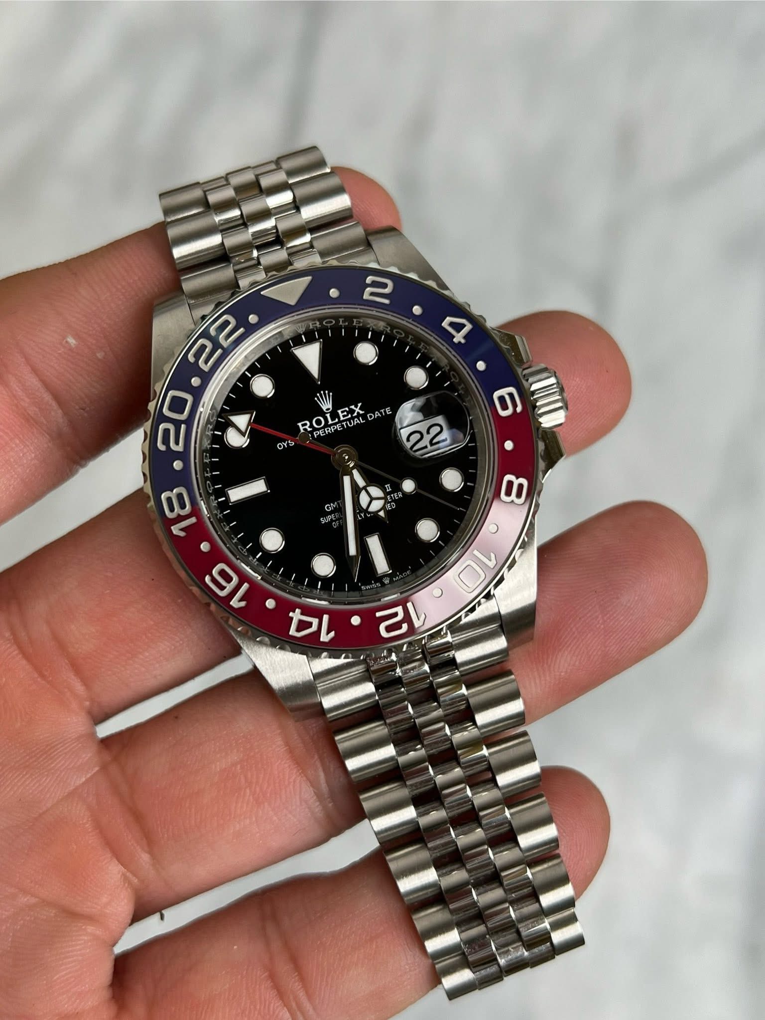May be an image of wrist watch and text that says 'ROLEX ATE PERPETUALD orS R 己1ロレ OL 8'