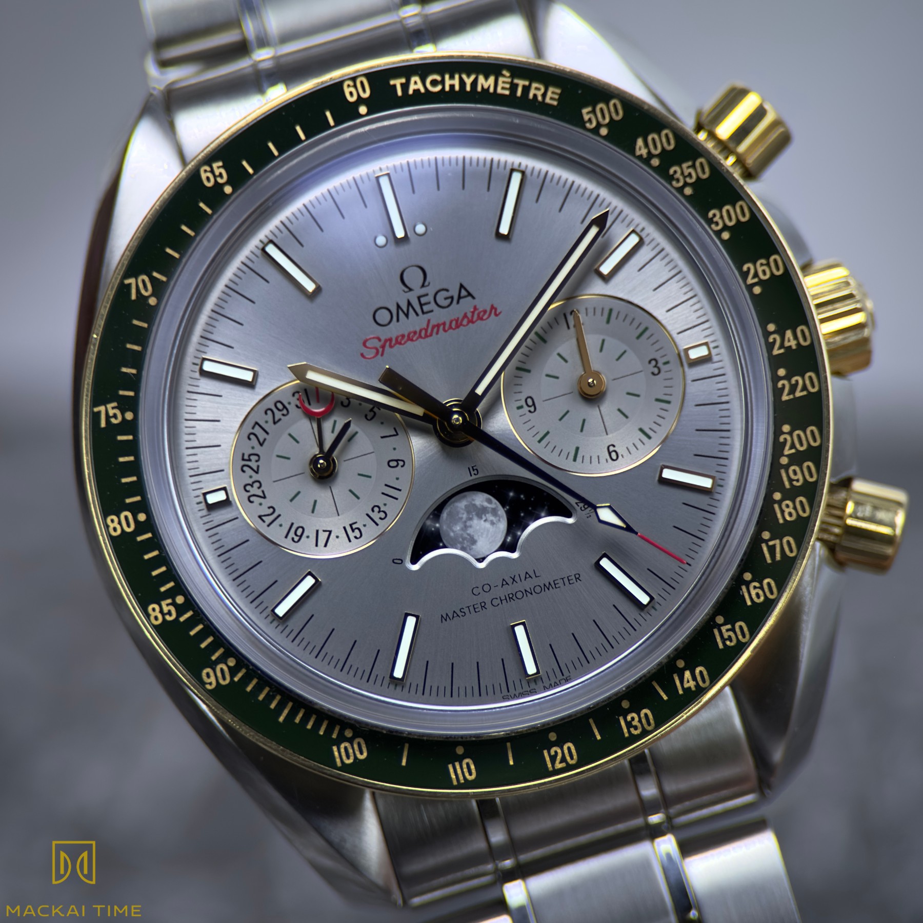 May be an image of wrist watch and text that says '60 TACHYMÈTRE い 프크 OMEGA Speedmaster 4 3O 9 9 _ 08 I ف S D MACKAITIME'