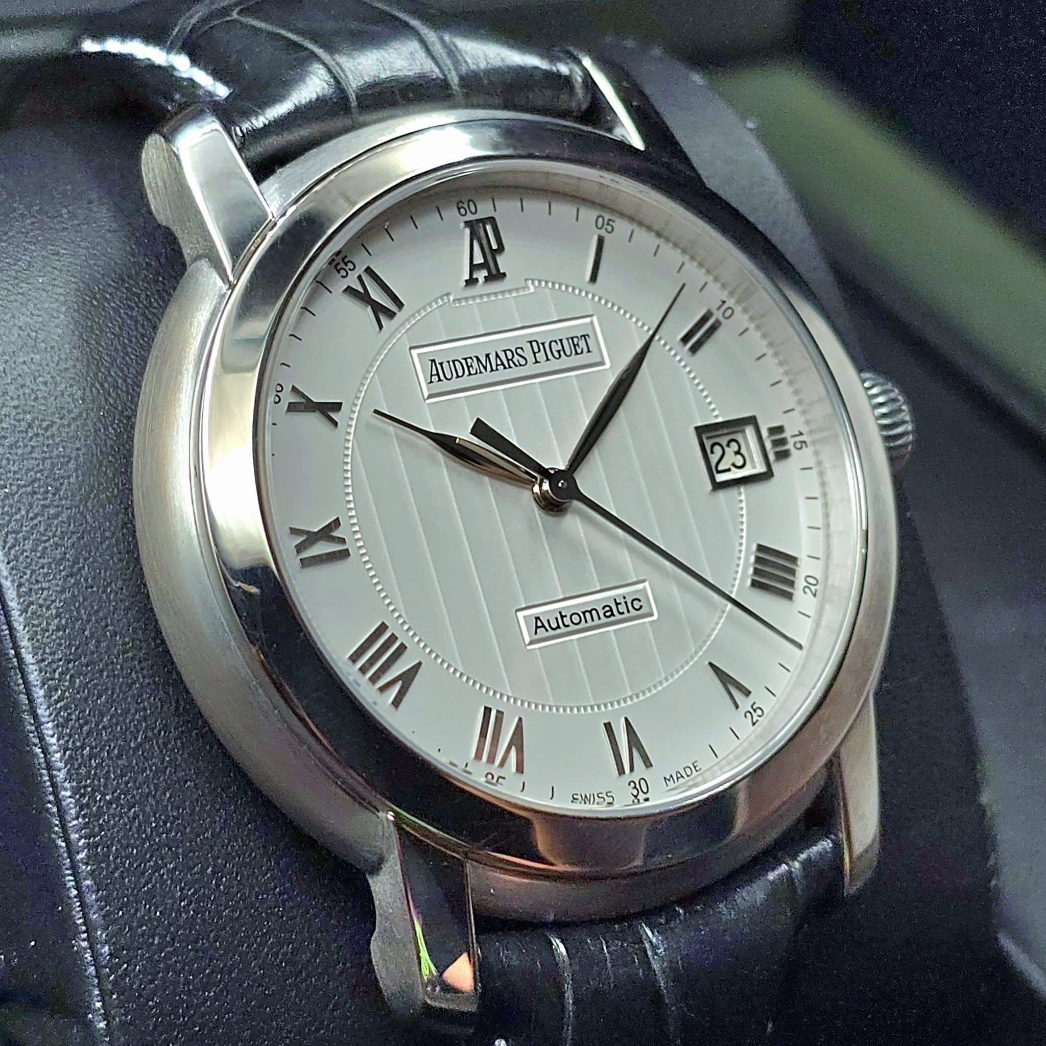 May be an image of wrist watch and text that says '60 A 05 XI 55 AUDEMARS AUDEMARSPIGUET PIGUET 00 X II 10 15 23 IX IA 20 Automatic Automatic 25 II 00 ENIISS 立1 30 IA MAAE'