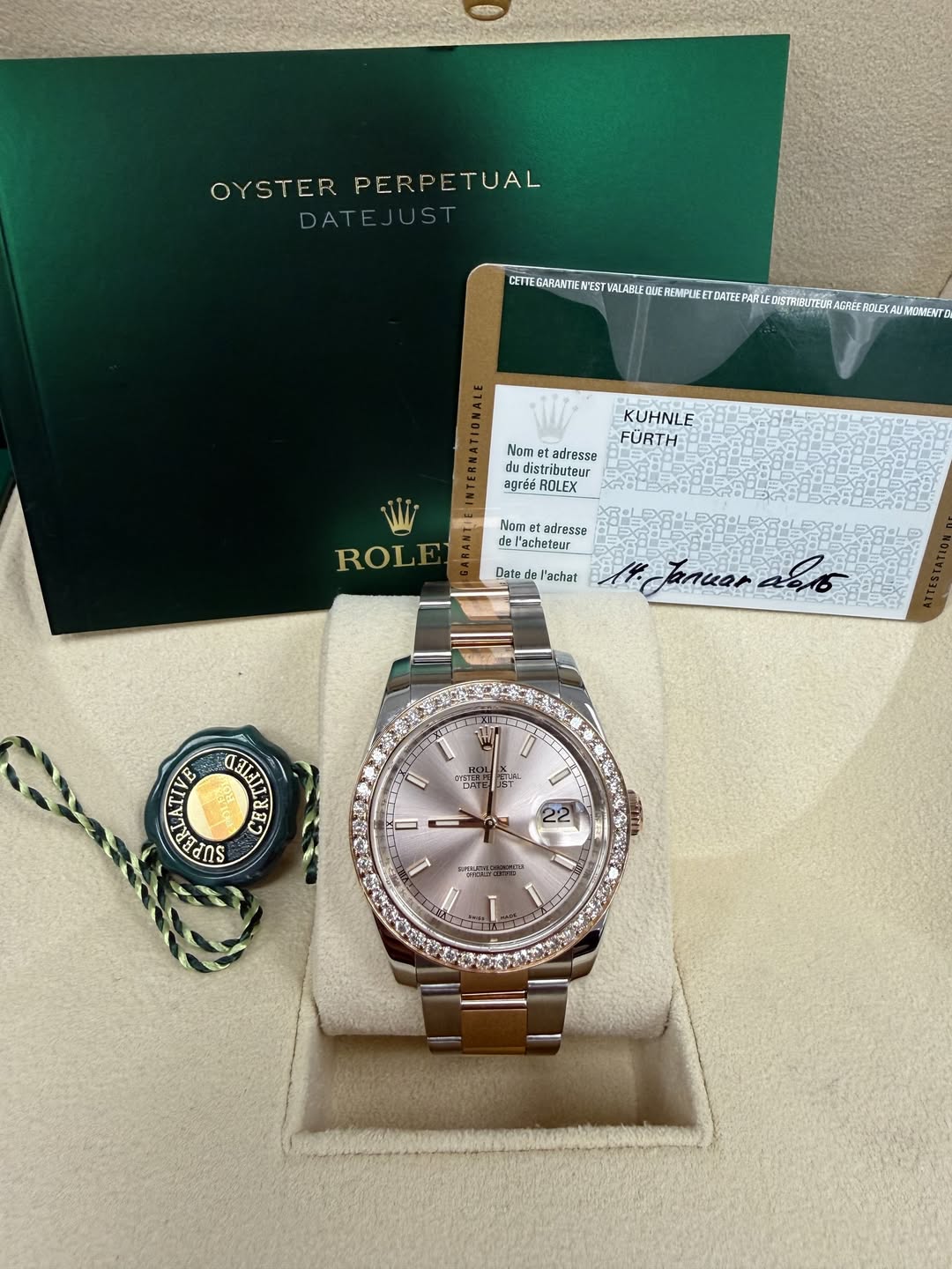 May be an image of wrist watch and text that says 'OYSTER OYSTERPERPETUAL PERPETUAL DAT JUST ា PIMBUTEMASRL CENTEGARANTIE LALAILE EC GUE REMPUEEI MOMSENT KUHNLE FÜRTH Nom…