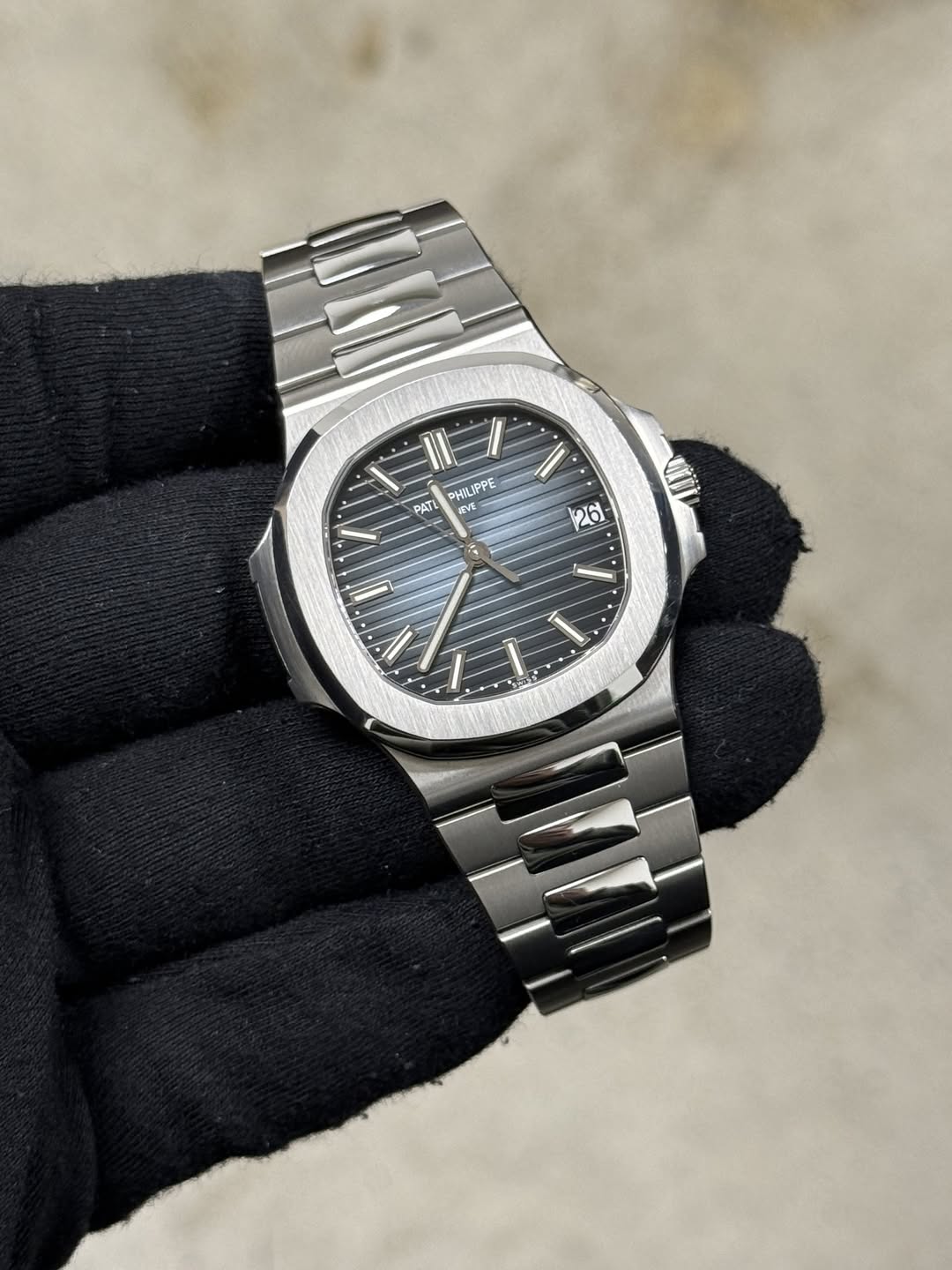 May be an image of wrist watch and text that says 'V PAT PHILIPPE PPE PATE PATE たYた KYE KEVE 26'