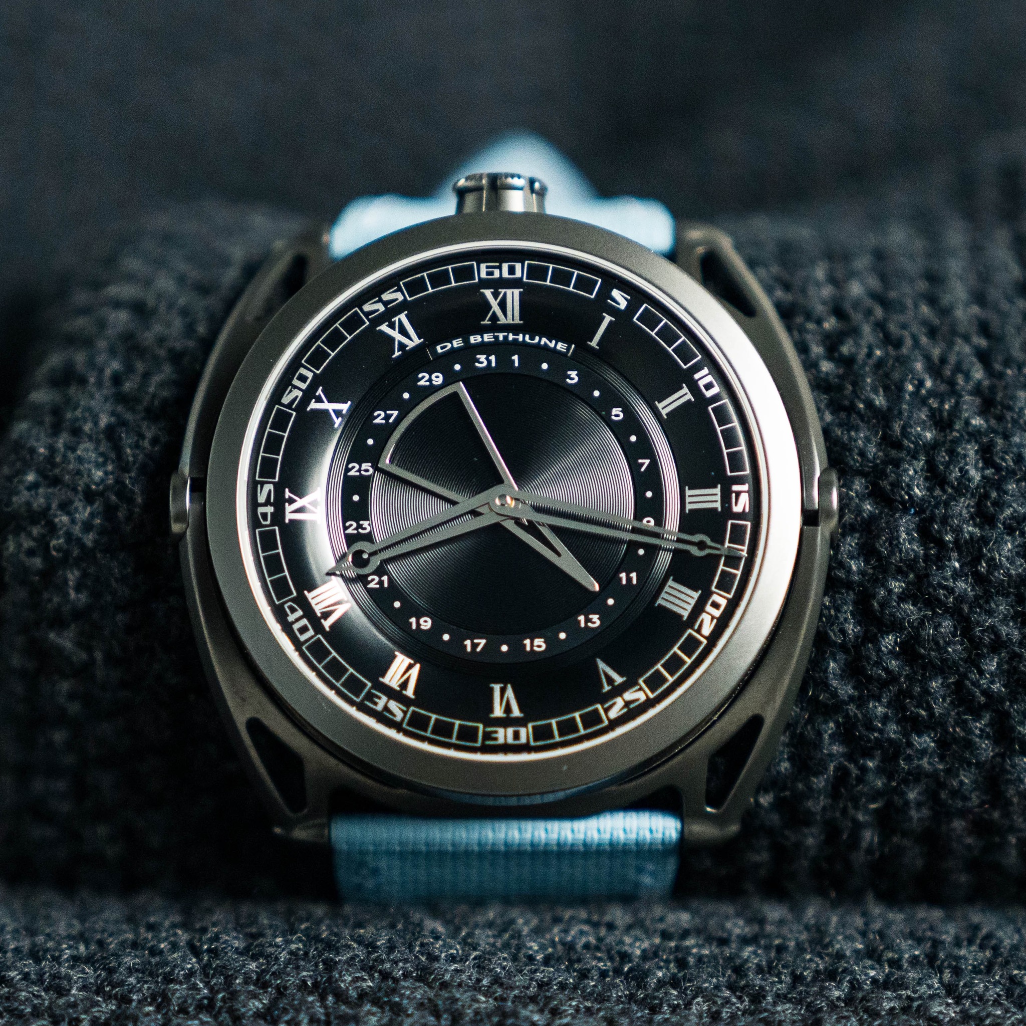May be an image of digital watch and text that says '60 IL S XI DE BETHUNK HUNE XII I i II 01 S 45 ٨ III IS Eu V A И 30'