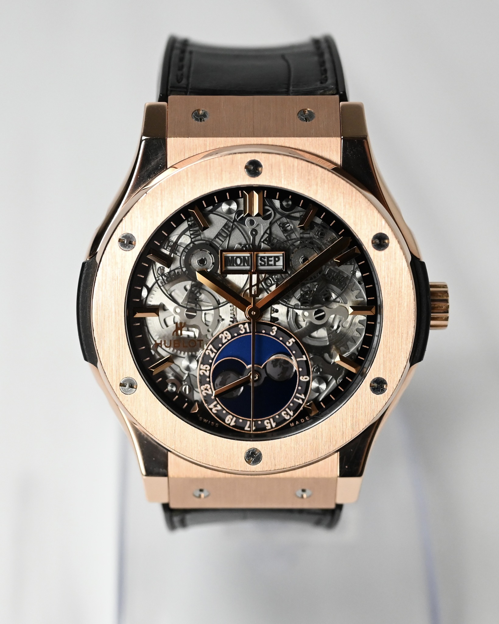 May be an image of wrist watch and text that says 'SEP M ት '