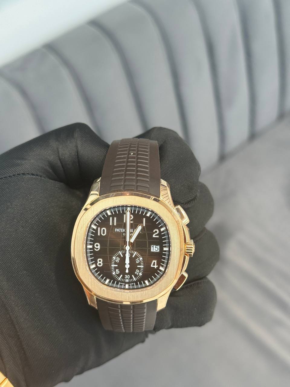 May be an image of wrist watch and text that says 'PATEK 10 ف AT 8 2 15 M H 50 CH 00 4 총 o LA 30 0 Y ='