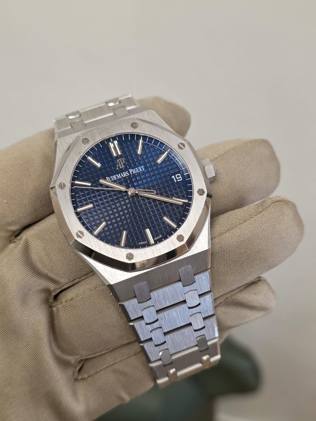 May be an image of wrist watch and text that says 'IT AUDEMARS PIGUET 19 ALDE DieS'