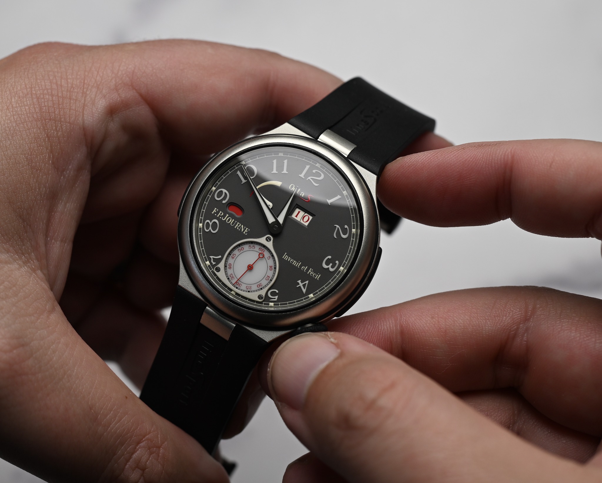 May be an image of digital watch and text that says "p 1112 11 ၈ kita 12 00 F.P.JO οι EPJOURNE RNE 10 N: م 8 8 Invenif Ffecil fee ω e C"