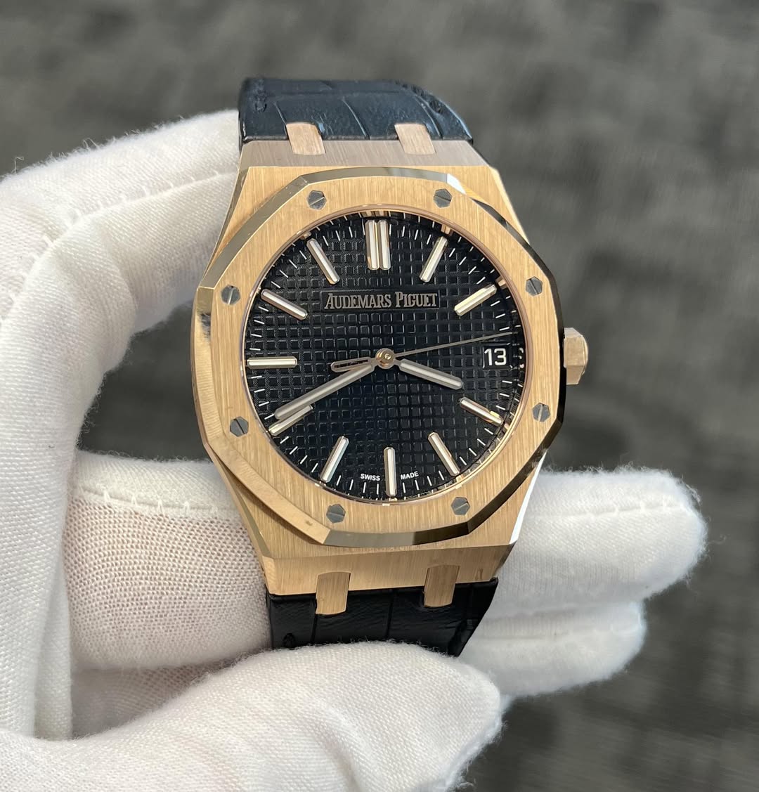 May be an image of wrist watch and text that says 'AUDEMARS AUDEMARSPIGUET PIGUET ฝน 13 SWSS MASE'