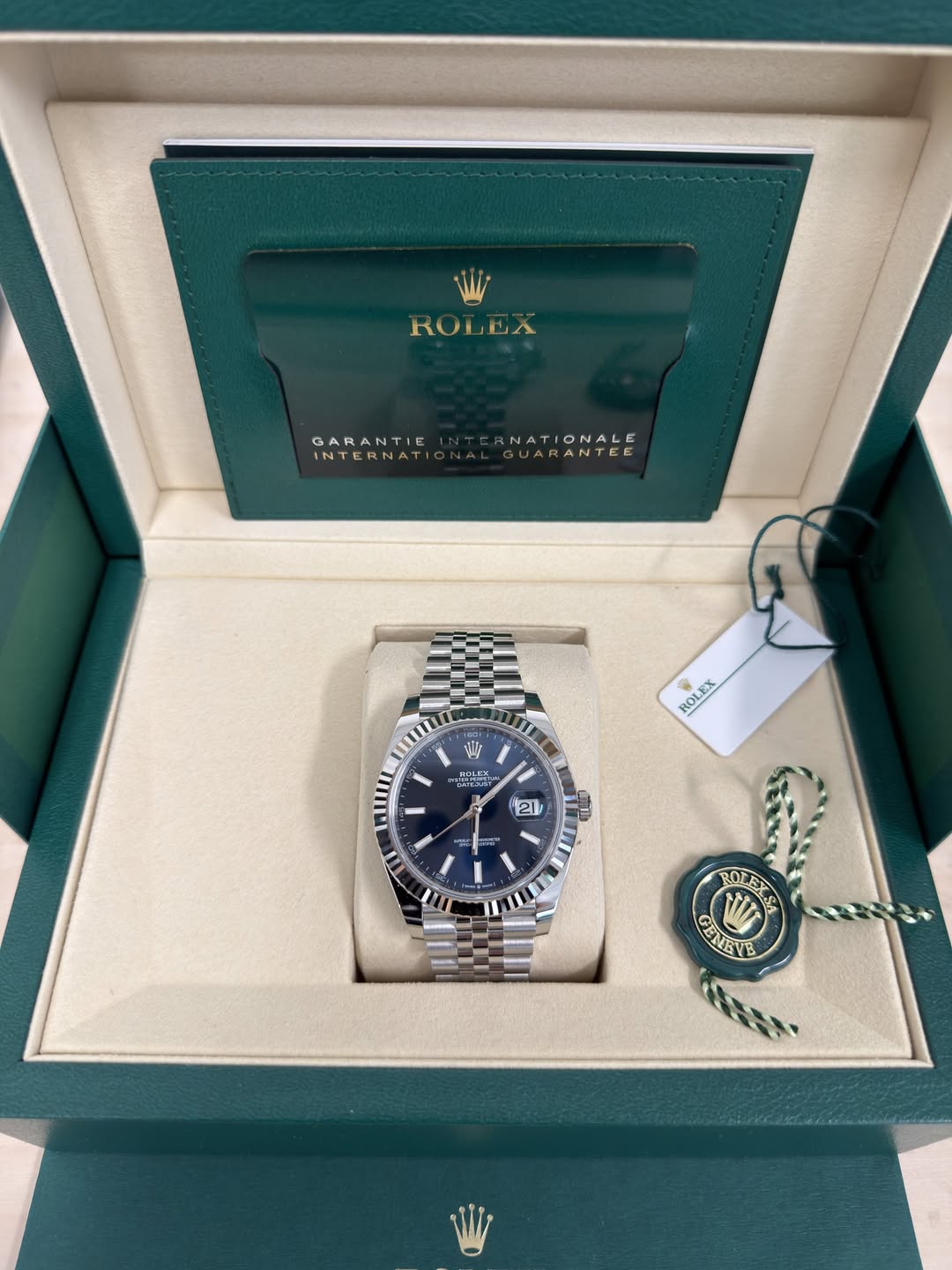 May be an image of wrist watch and text that says 'ROL ROLUA ΕΛ GARANTIE INTERNATI INTER RNATIONALE GUARANTEE Sülp ROLEX ROLEX KOH MII 2 21 ጭር ባሰ ROLET ROL ENEVE'