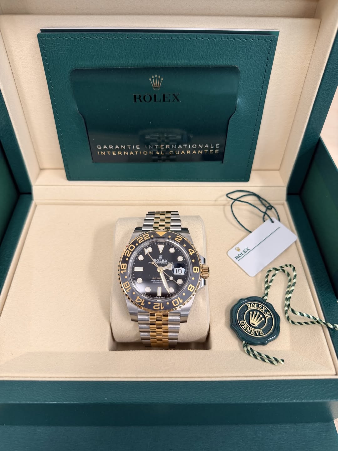 May be an image of wrist watch and text that says 'GARANTIE GARANTIEINTERNATIONALE NTERNATIONALE TER INTERNATIONALGUARANTEL IN INTERNATION UARANTE a 4 A .. FX 18 ROLEX MOLk 原.行 16…