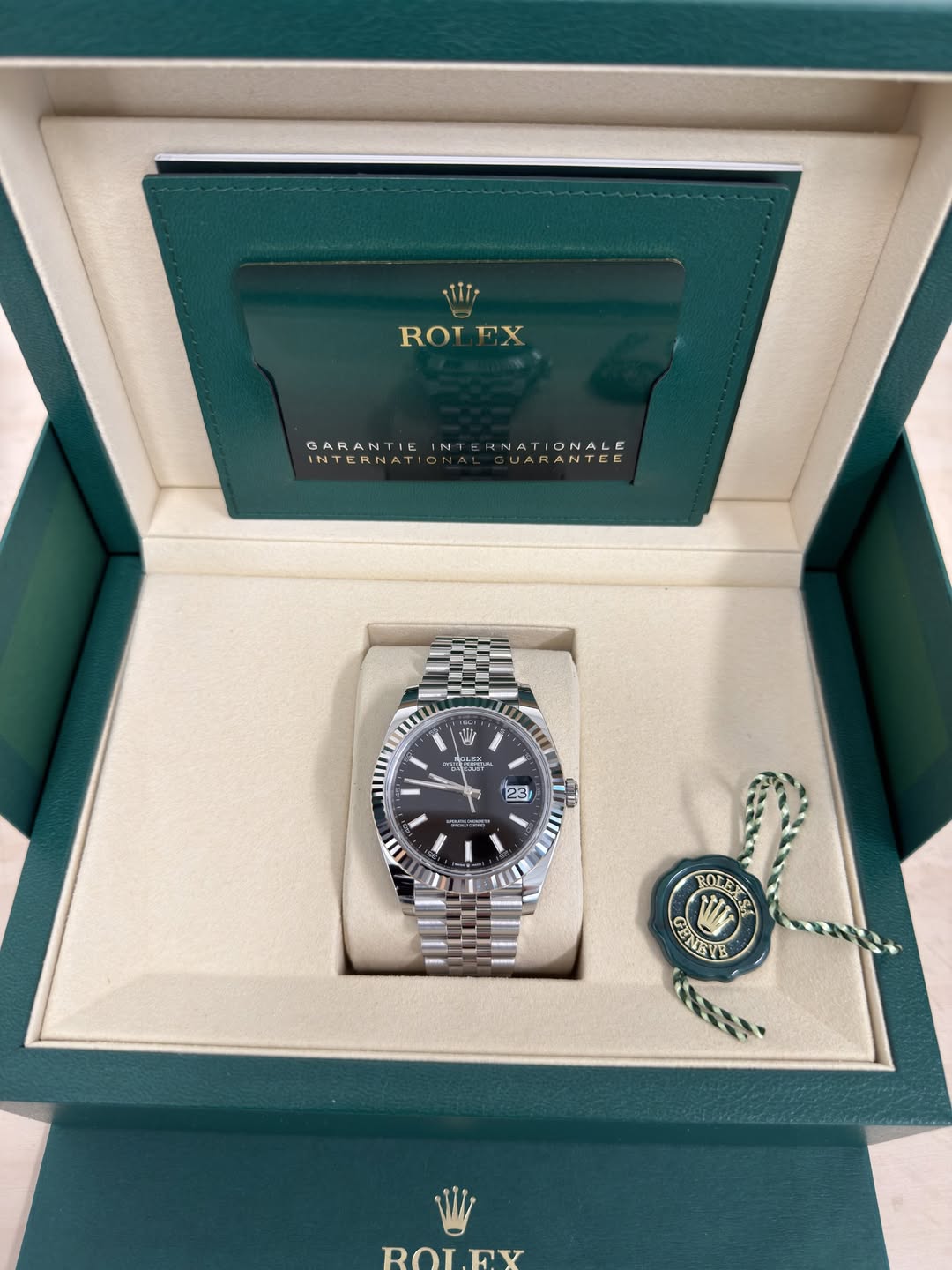 May be an image of wrist watch and text that says 'TT1: ROLEX ROI FX GARANTIE GARANTIEINTERNATIONALE ANATIONALE A INTERNATION UARANTEE W9 しい 스시디 ያርክ HS 23 سا III ROP GENTYB ROT…