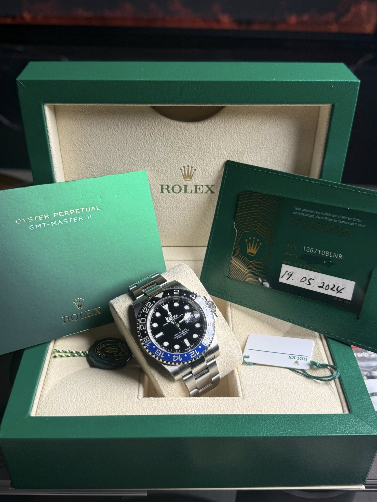 May be an image of wrist watch and text that says 'יש ROLEX PERPETUAL 11 OYSTER STERPERPETUAL GMT GMT-MASTER 4 0 ر e ヤ C 12 J XETOM Grip'