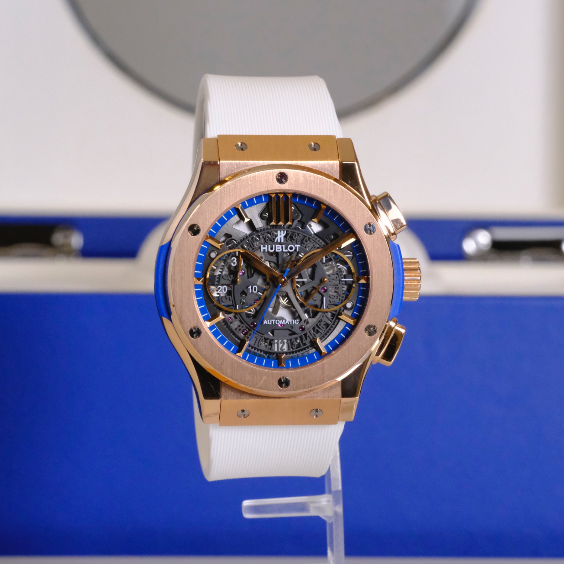 May be an image of wrist watch and text that says '光 HUBLOT 3) 20 10 M i2 I A'