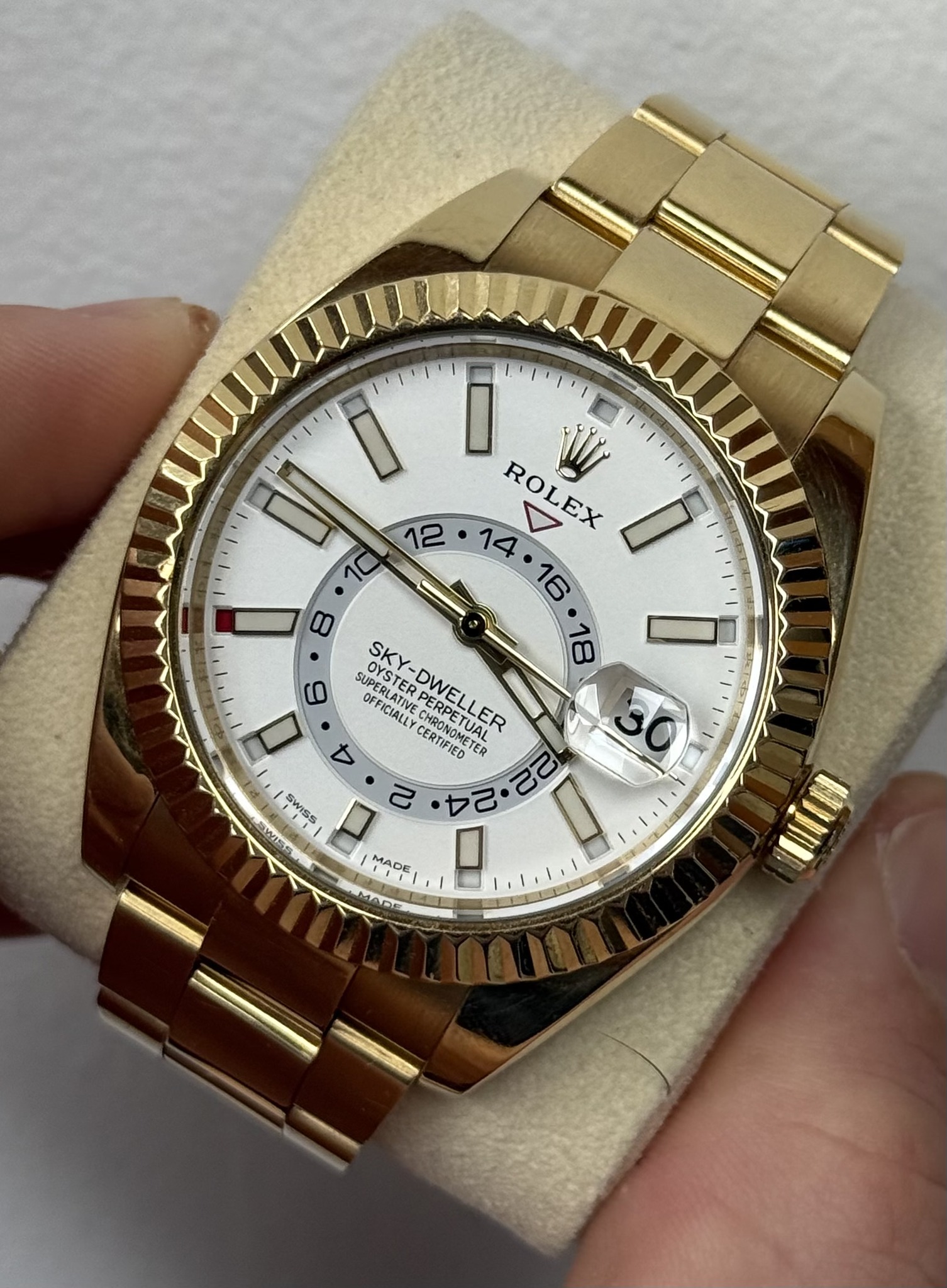 May be an image of wrist watch and text that says '1 10 ١٠١٠١١ i i W ROLEX EX SUPERL SUPERIC UPERLATVES PERLATIVE OFFICAVE OYSTERPE OFFICIALLY SKY-DWELLER CERTIFIED ODEODETER…