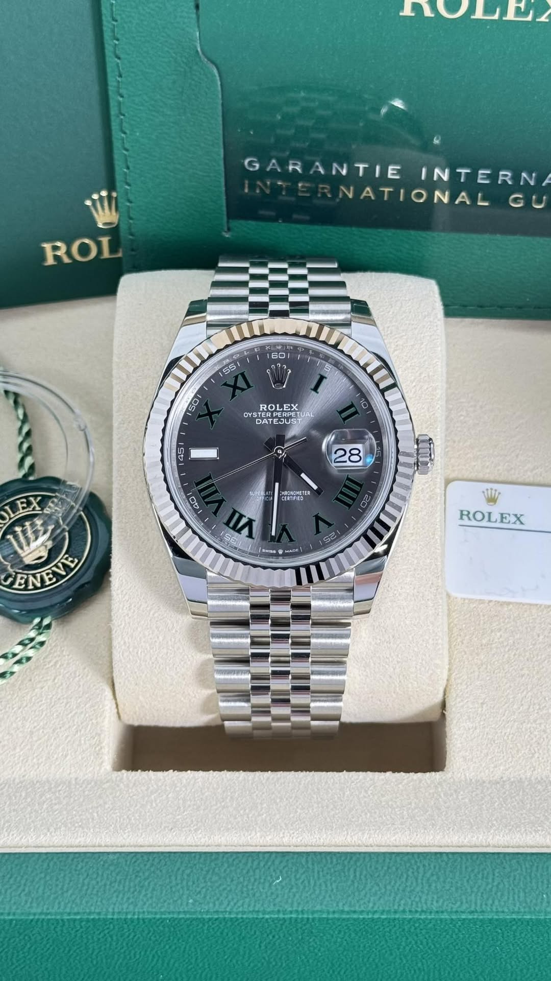 May be an image of wrist watch and text that says 'MODU GARANTIE ANTIE INTERN NATIONAL GU ROL 160I 565 S 501 OYS TERPERPET TERPEROE TEP ROLEX LEX DATEJUST অरज ーッ PETUAL ! VII…