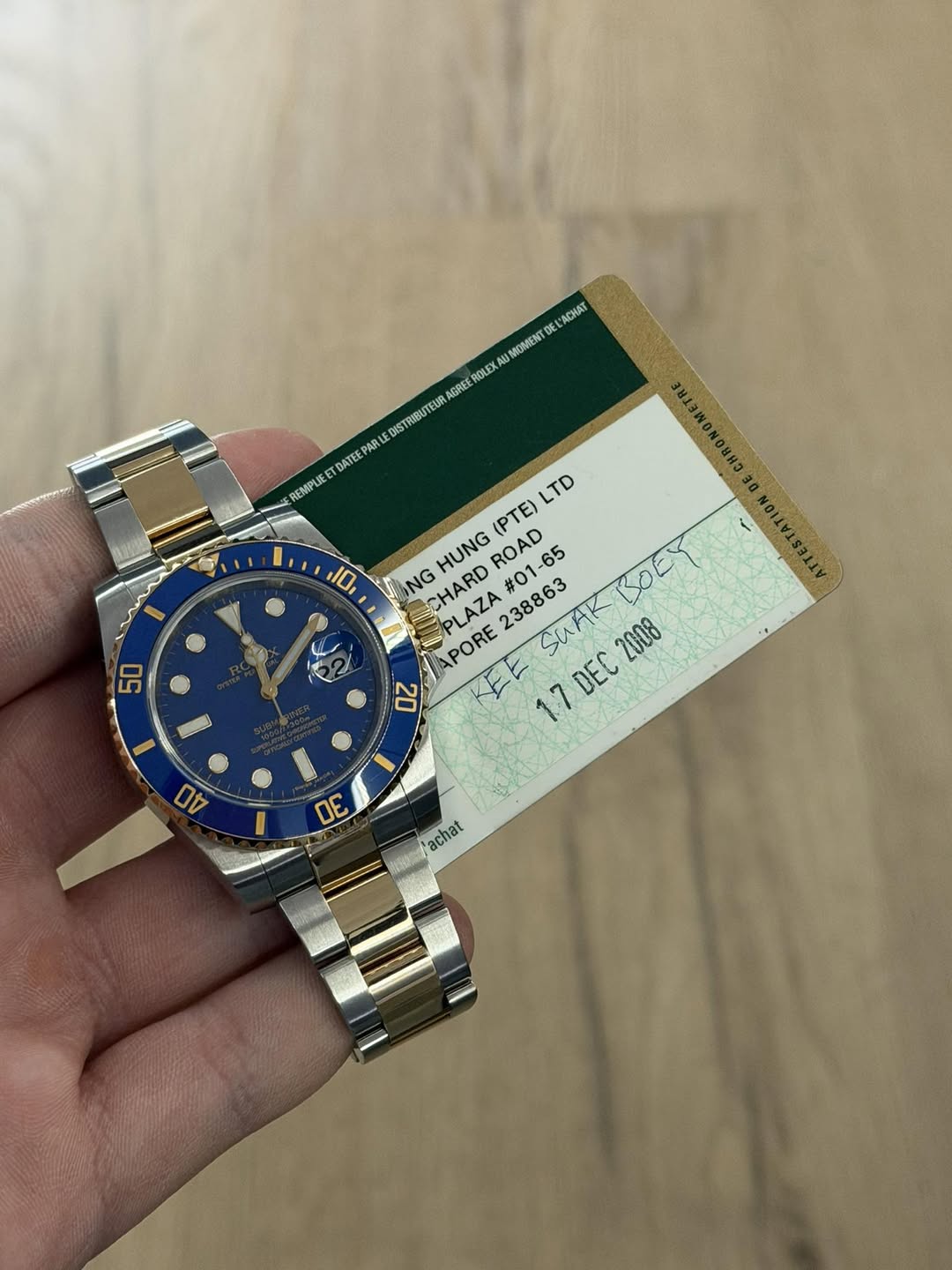 May be an image of wrist watch and text that says 'AUMOMENT OMEN M KACHAT ACH OLEX GREE STRIBUTEUR PAR ARI DATEE REMPLIE U 10 50 LTD (PTE) HUNG ROAD NG PLAZA CHARD SWAKBOEY SoL…