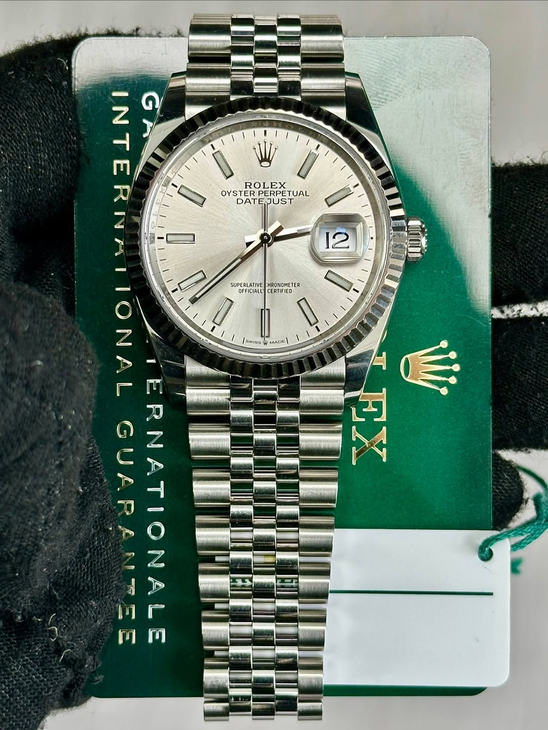 May be an image of wrist watch and text that says 'W OYSTERPERPETUA OYS ROLEX OYSTE YSTERPERPE ERPERPETU ETUAL DATEJUST JUST DATE 12 SUPERLATIVE HRONOMETE TER ER OFFICIALL…