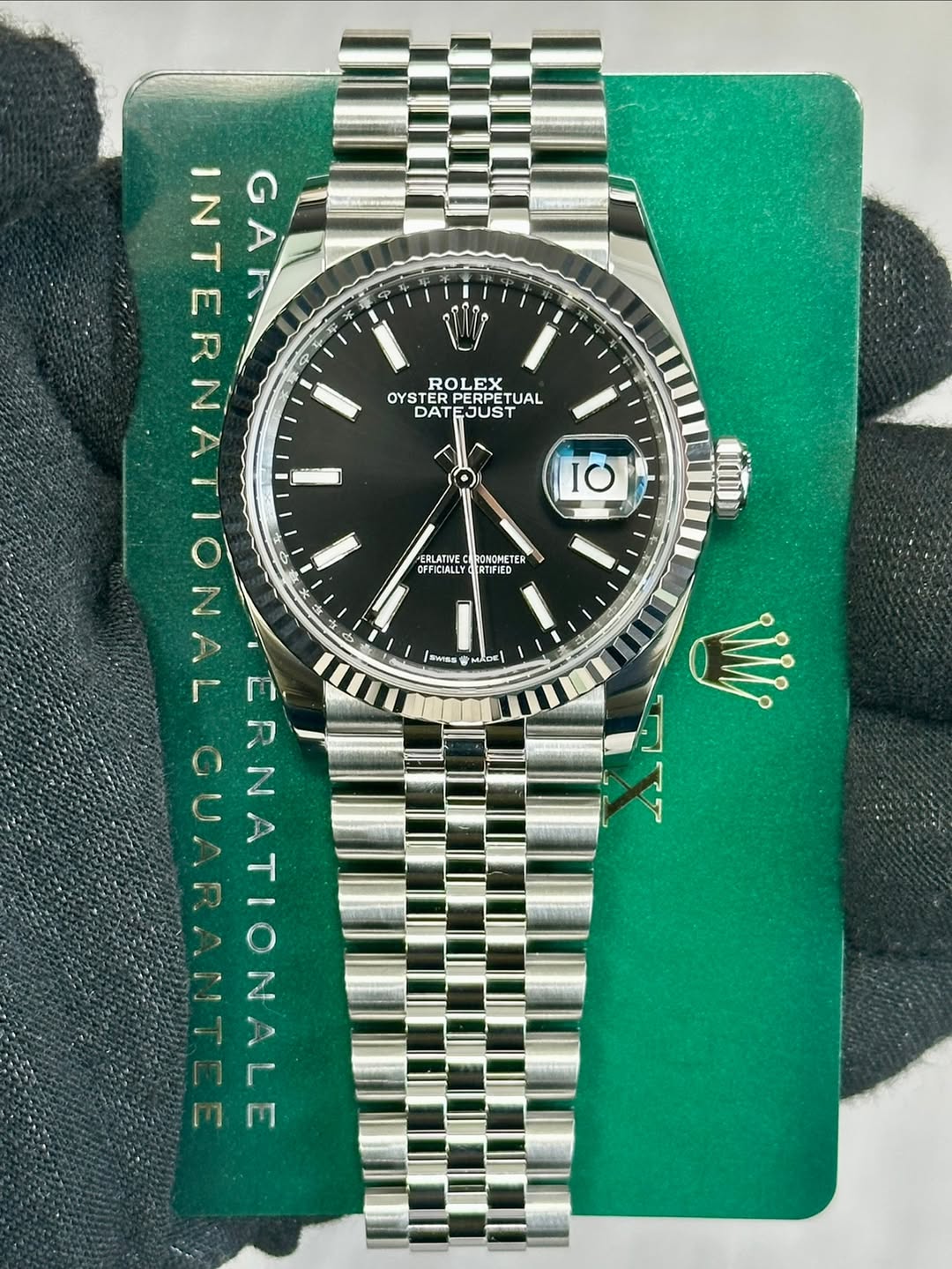 May be an image of wrist watch and text that says 'INTERN GAR. EV A l랑 ROLEX OYST OYSTERPERPETUAL STERPERP TUAL DATE ATEJUST 10 OFIFICIALLY RONOMET ATIFIED SWISs MADE MTDE Wy A せ a…