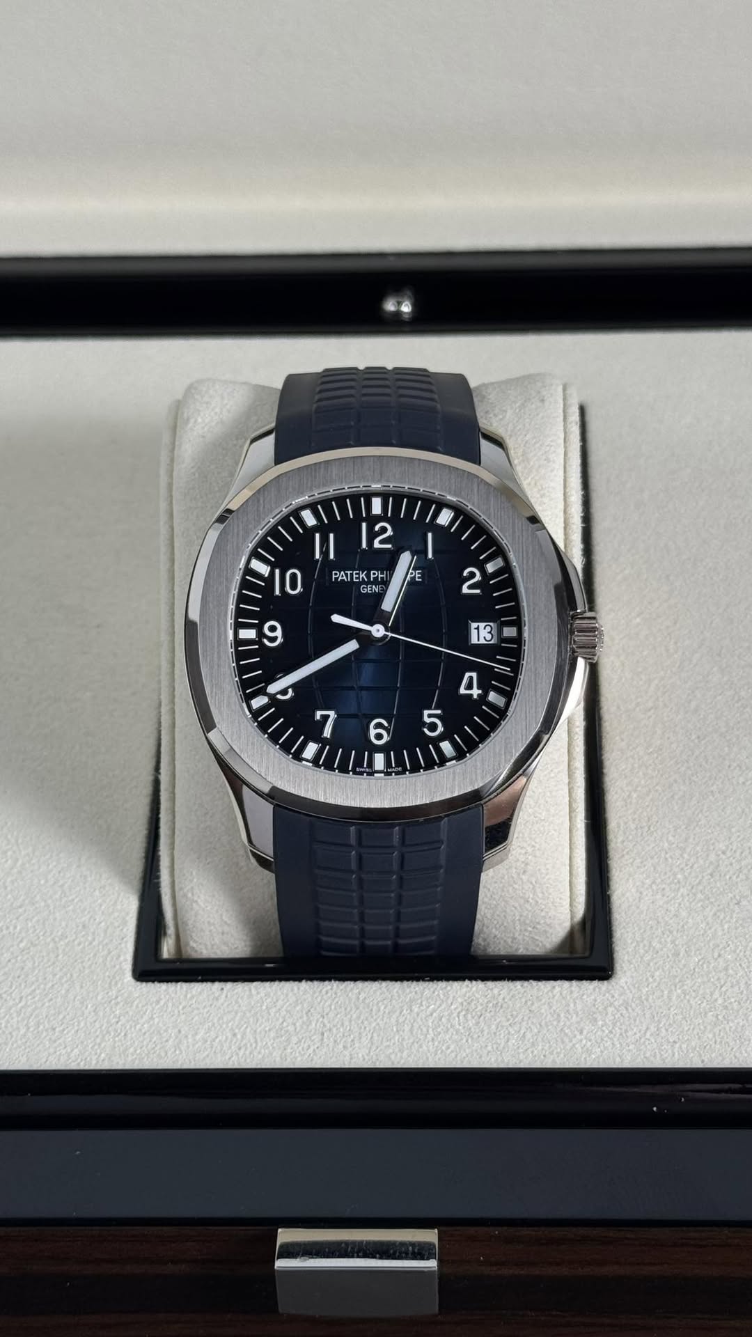 May be an image of wrist watch and text that says '12 II 10 PATEKP KPH ENE 7 I PE '