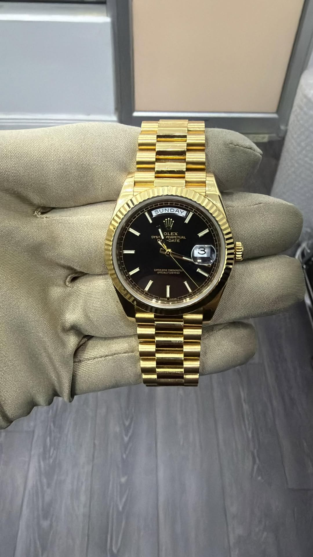 May be an image of wrist watch and text that says 'SUNDAY - D # ن สกิมม I'