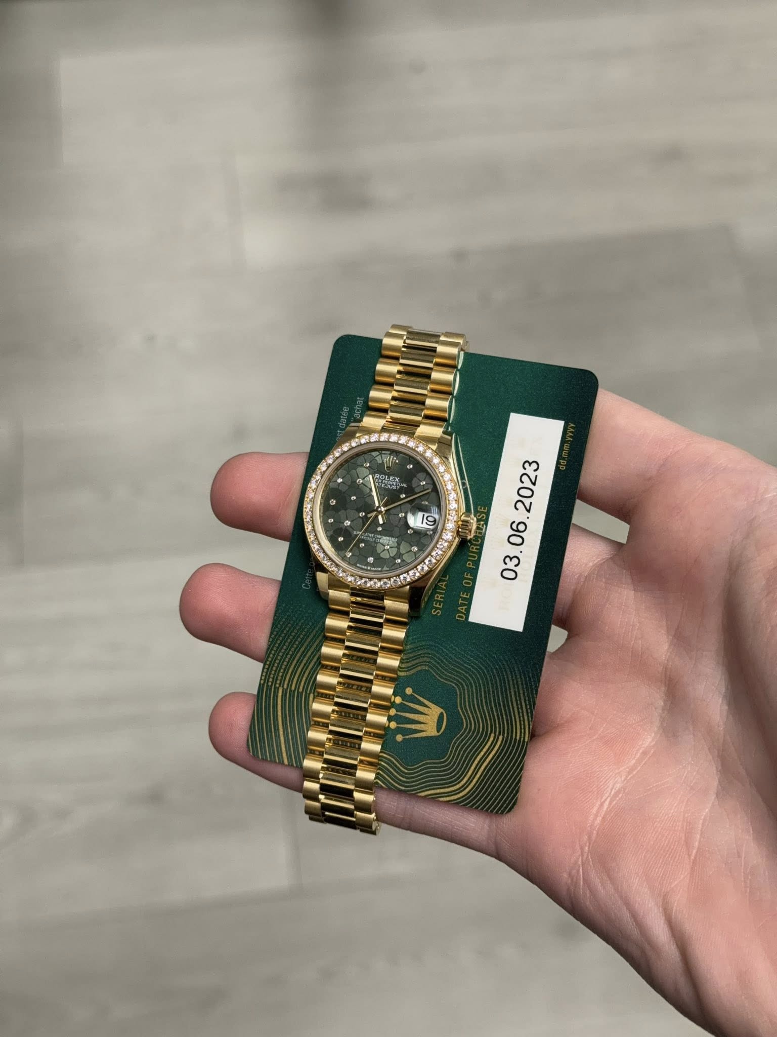May be an image of wrist watch and text that says 's4P o ي A 2 19 4 X '