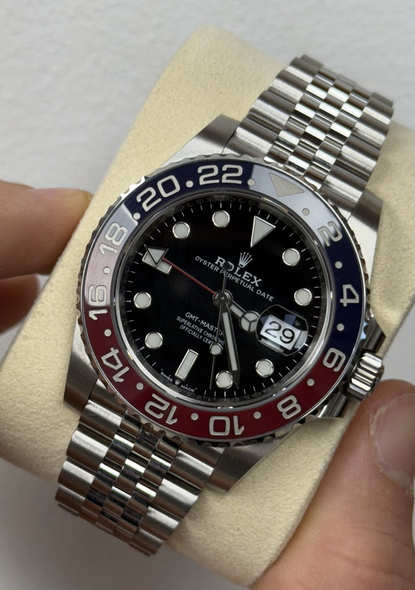 May be an image of wrist watch and text that says ' נק OYSTER ROLEX R TRPET RPETUAL TUAL DATE 4 GMT FICIAMECHA GMT-MAS MAST ARSICIALE 14 I 己 29 م'