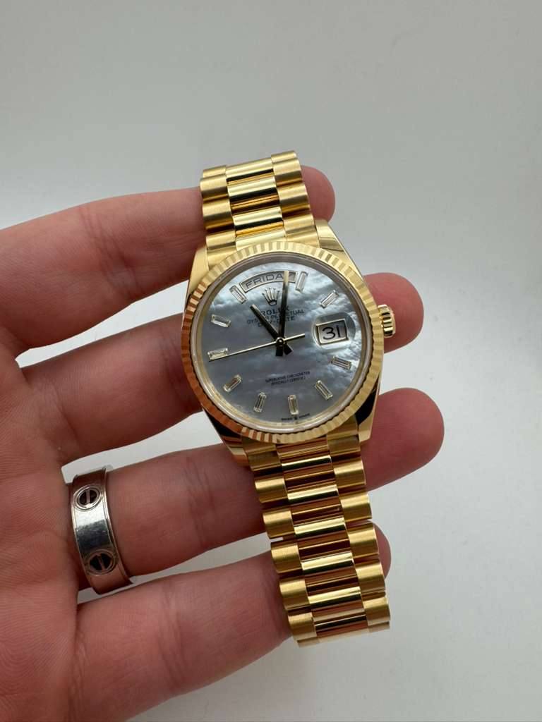 May be an image of wrist watch and text that says 'FRIDA IDA ia MI'