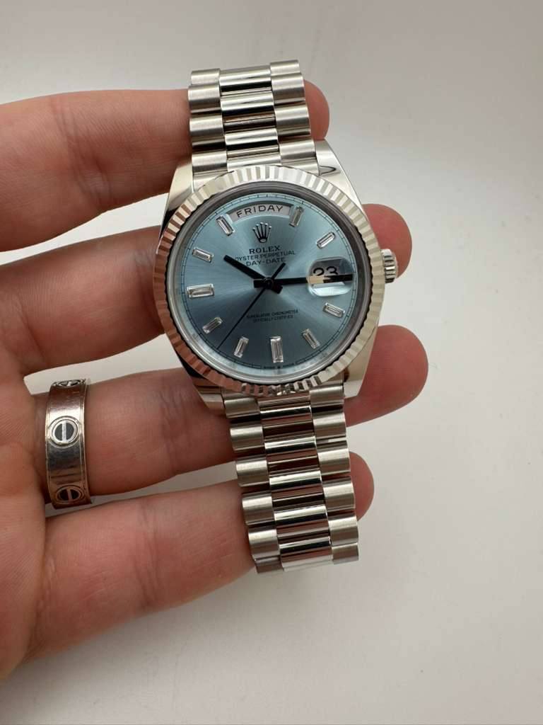 May be an image of wrist watch and text that says 'FRIDAY FRIDAY 0 иΑ C'