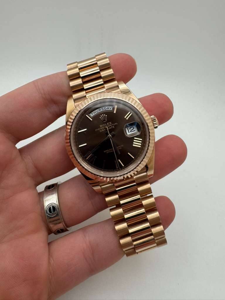 May be an image of wrist watch and text that says 'THURSDAY THURSDAY SDAY UED Il 2 IIII'