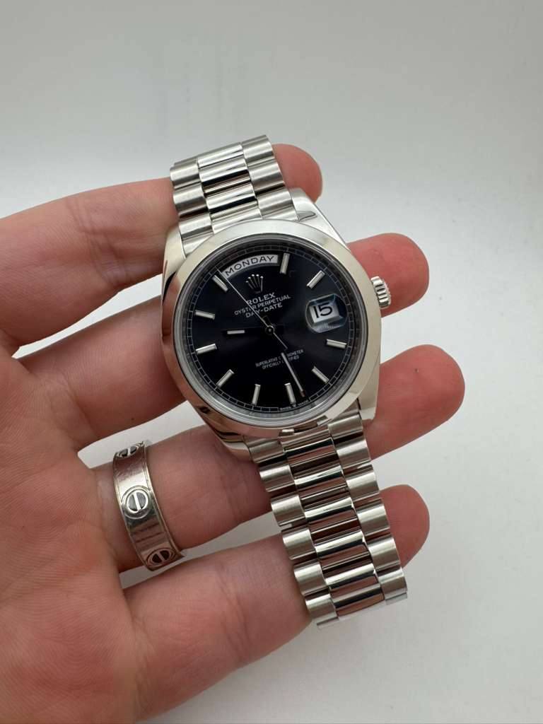 May be an image of wrist watch and text that says 'MONDAY MONDAY CEUI 15'