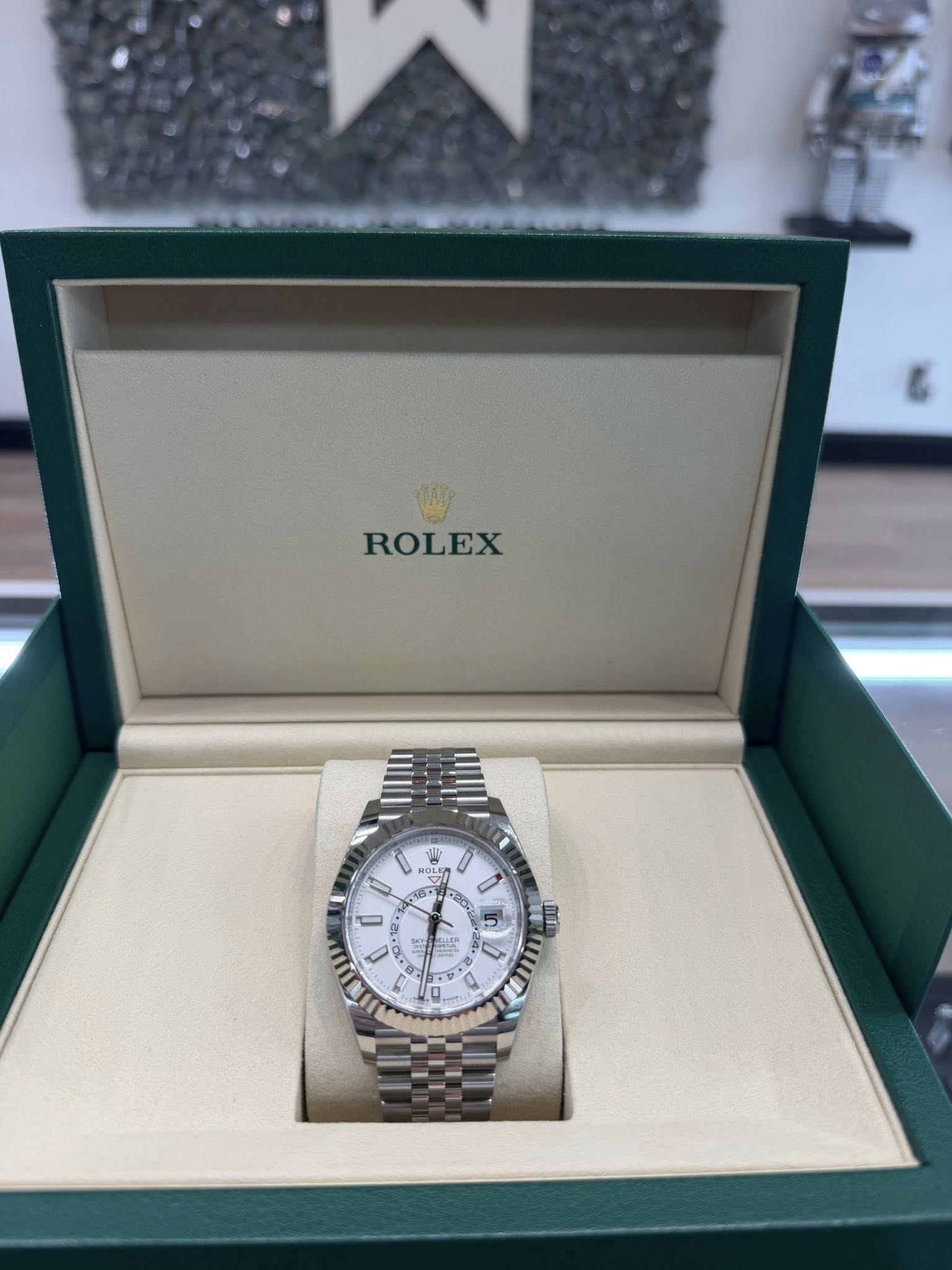 May be an image of wrist watch and text that says 'ROLEX D MOLES / 18 예글 ตร 0 I U nи 8 0 0'