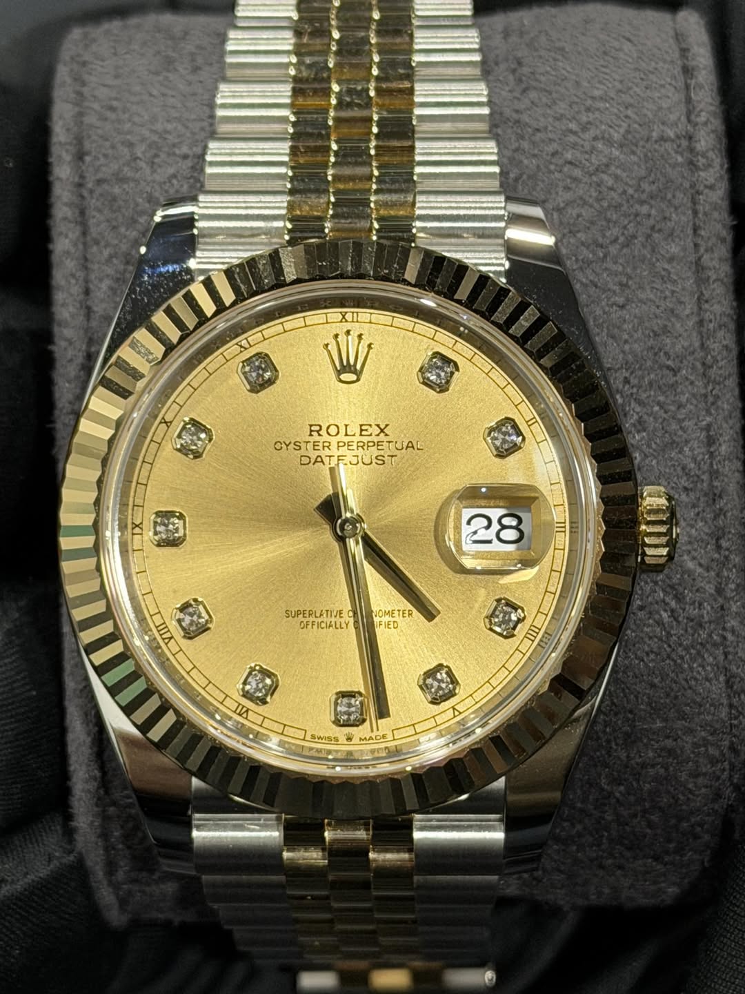 May be an image of wrist watch and text that says 'ህን W ROLEX CYSTER YSTERPERPETU TUAL DATEJUST DAT 28 VIL VAIL BSY SUPERLATIVE SUPERLTLOMTER OMETER OFFICIALLY IFIED ပ I T 5WISS…