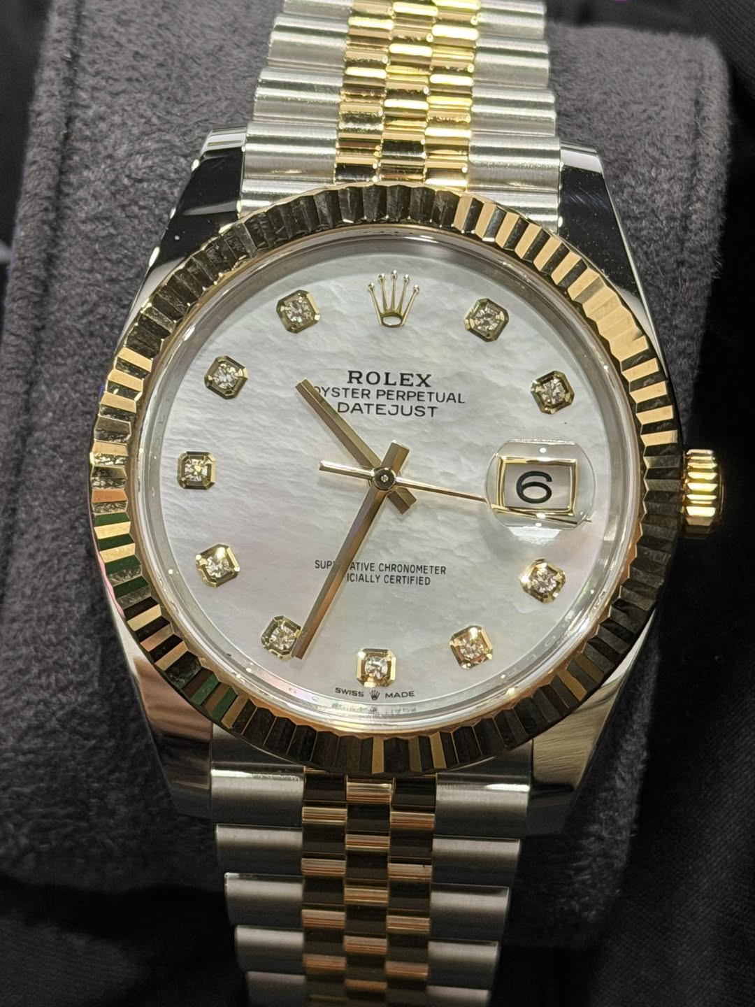 May be an image of wrist watch and text that says 'ば ROLEX PYSTER PERPETUAL TUAL DATE DATEJUST ይ.ቶ 第 6 SUPATIVE.CHRONOMETER ATIVE CHRONOMETER SUP ICIALLY CERTIFIED I UDDUO たいんだ ಮ…