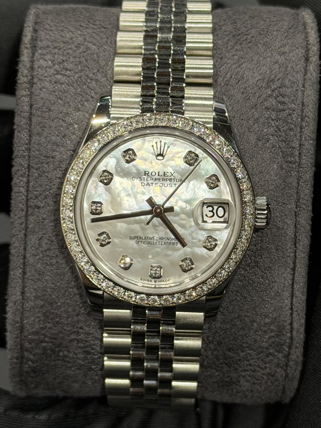 May be an image of wrist watch and text that says 'か W သိး ROLEX OYSTE OYSTERPER OYSTERPERPETUA STERPERPE PERPETUA DAT DATEJUST JUS 30 SUPERLATIVE SUPERLATIVE.CHRONOM CHRONOM.…
