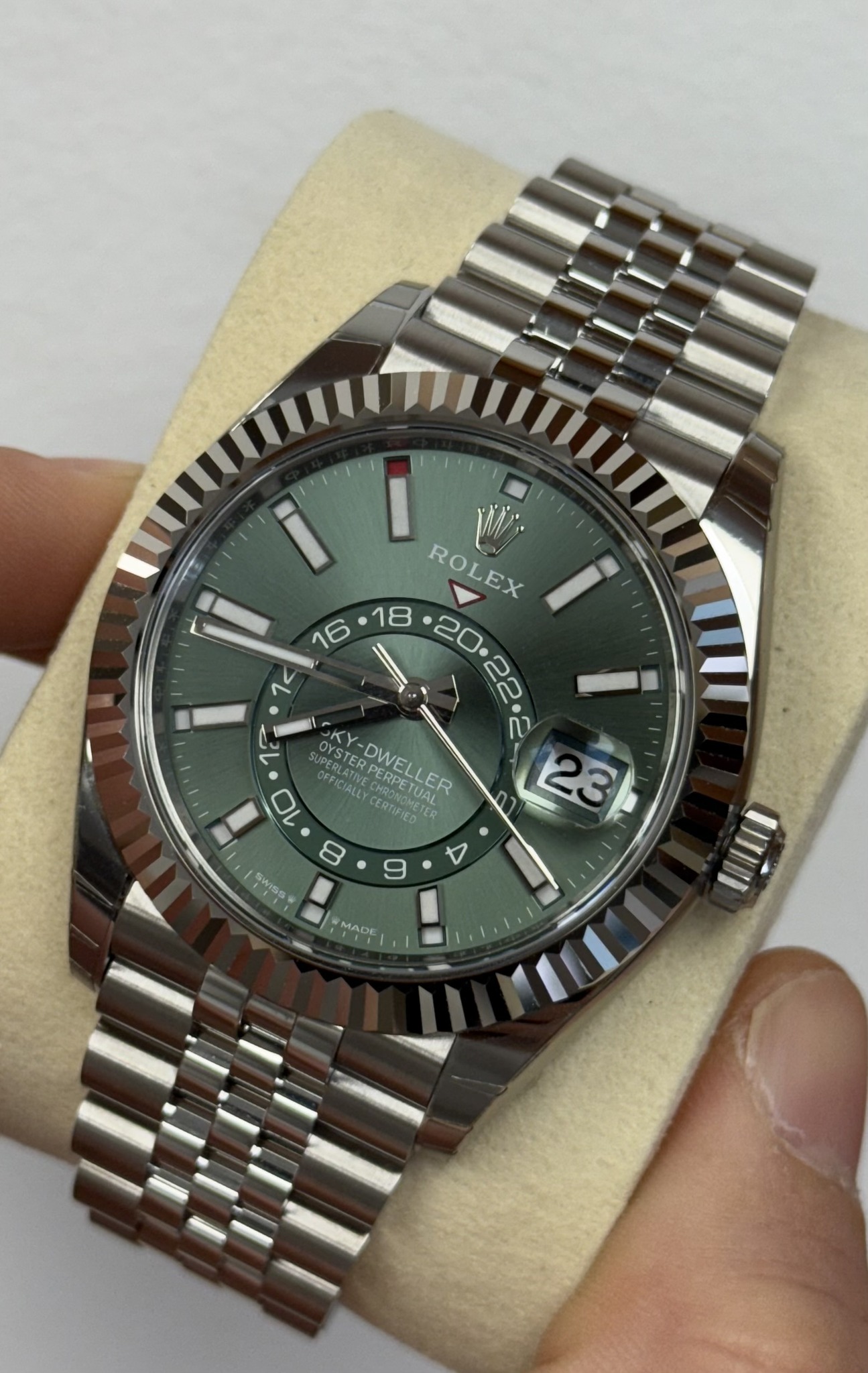 May be an image of wrist watch and text that says 'I W i ROLEX . OYSTER UPEBLATIVE OYSTERPERPE KY-DWELLER CERFERFETUAR DWEL 10 ERICIALLY PERLATIVE FICIALLY PERPET Cuaa cHRoлo TUAL…