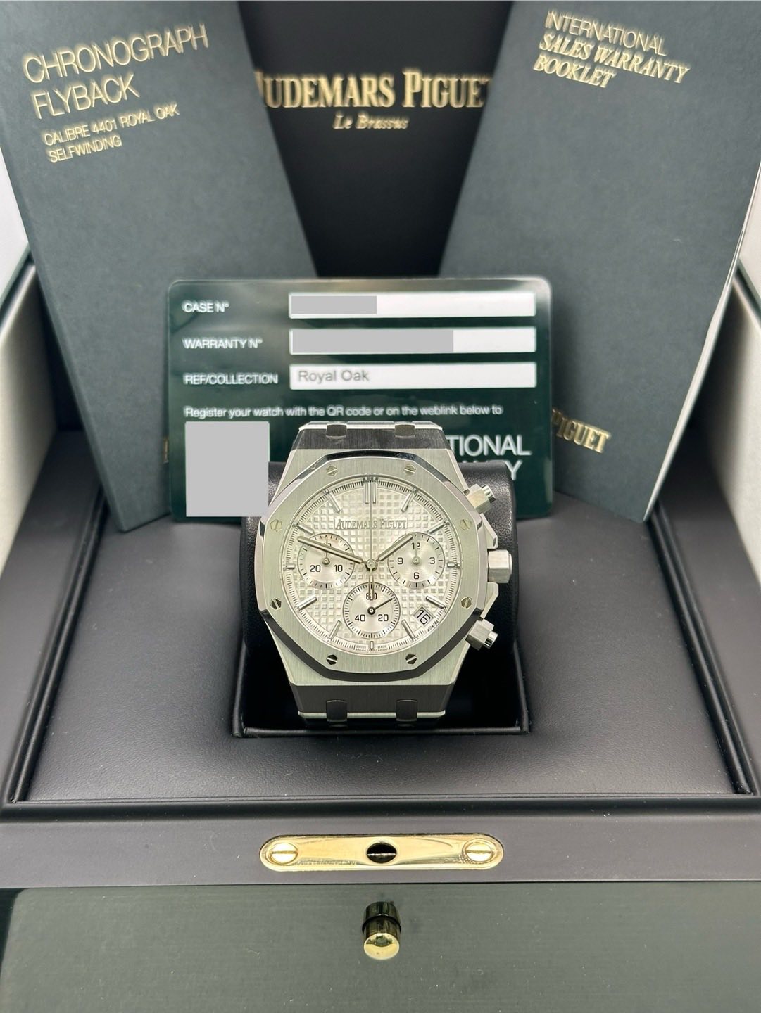May be an image of wrist watch and text that says 'CHRONOGRAPH FLYBACK ROYAL O4 CALIBRE BRE 4401 SELFWINDNG UDEMARS PIGUE LeBrasee Le SALES BOOKLETRANTY WARRANTY NITERNATIONAL…