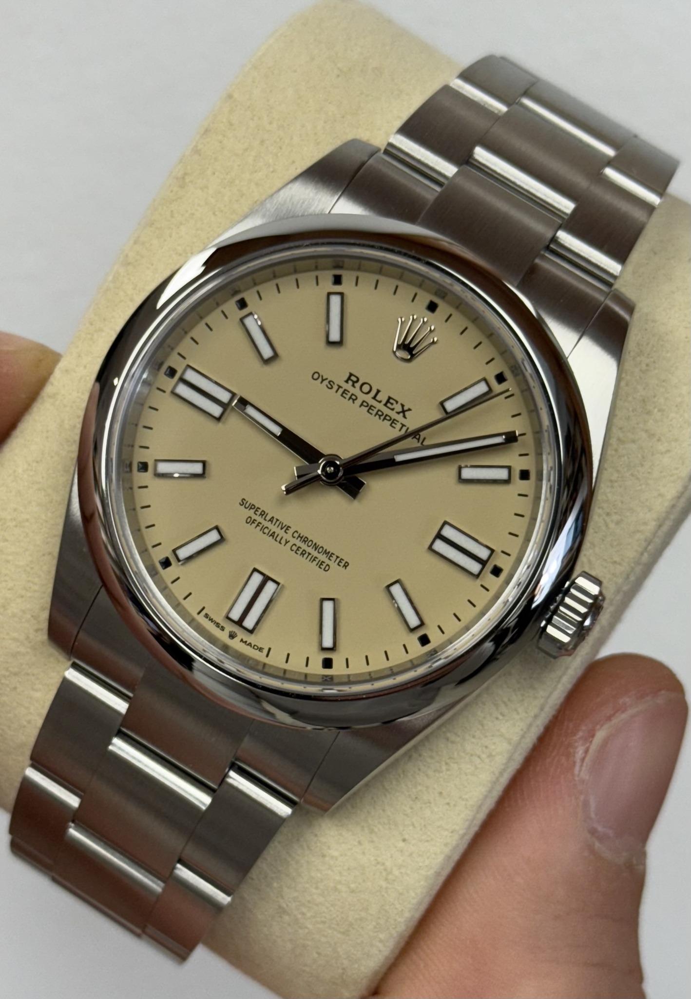May be an image of wrist watch and text that says 'I I V OYSTERPERPET OYSTER OYS TER ROLEX OYSTROLEX PERPET PERPET SUPERLATIVE OFFICTIVE OFFICIALLY CHRONOMETER ER I CERTIFIED…