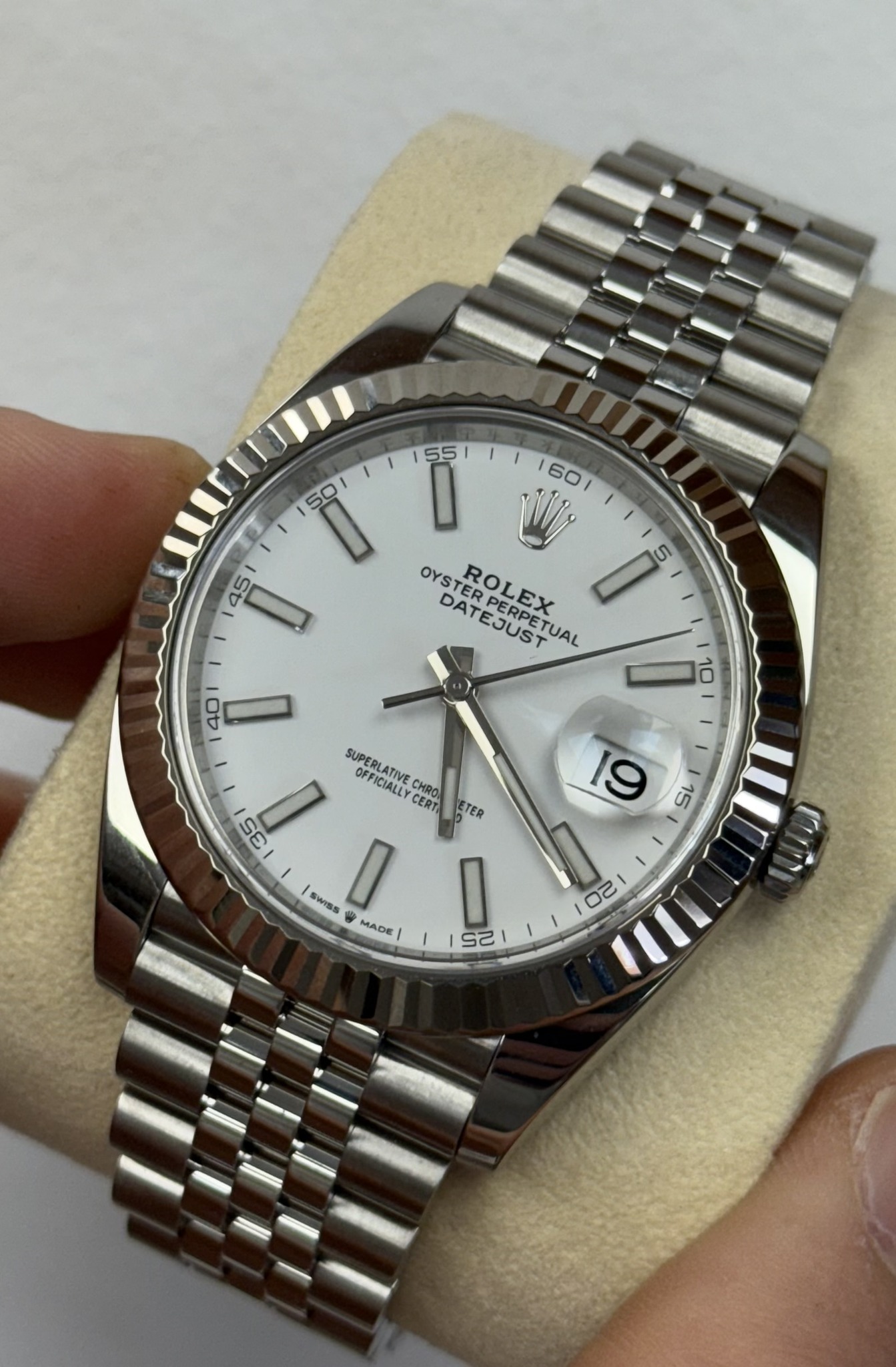 May be an image of wrist watch and text that says ' I 160 Wi OYSTER OYSTERPERPETUAL STERPERPETU RPERPETUA DATEJUST EJUST RPETUAL DAT ROLEX ATEJUST 40 D 10 35 SUPERLATIVE OFFICIALLY…