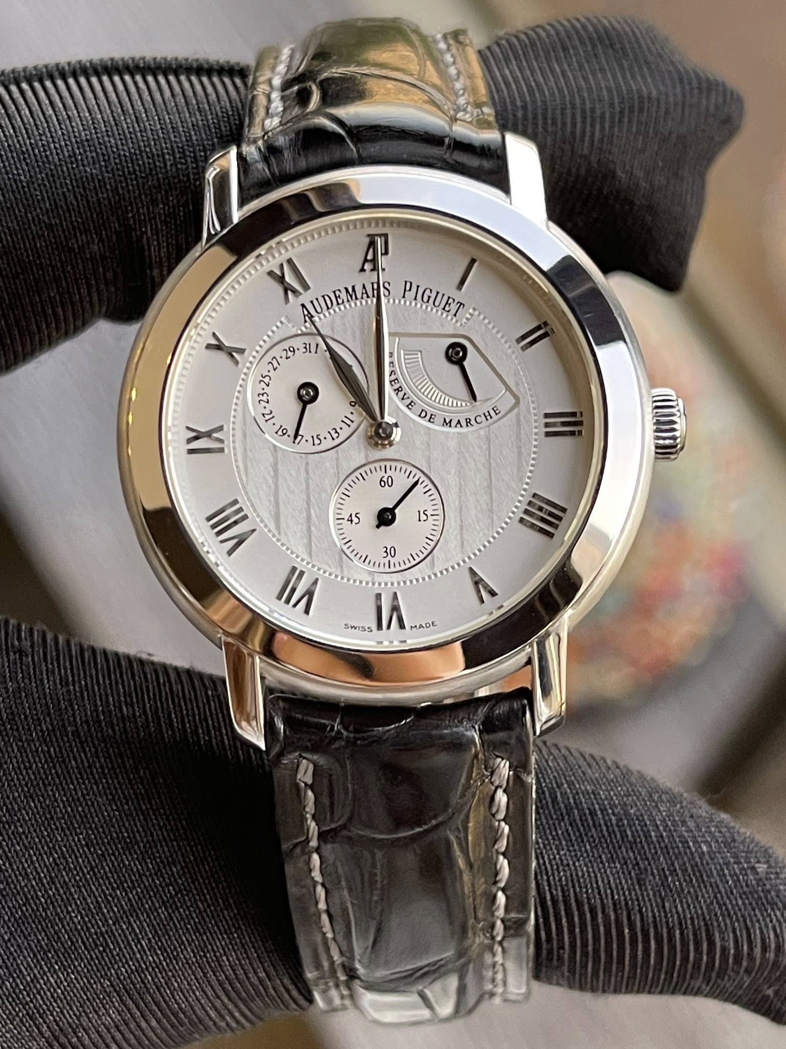May be an image of wrist watch and text that says 'XI AUDEMAH EREREDENY PIGUET ESERN ERV DE UTN MARCHE IX "E VIII VII SWISS NTD EI A ΗAPE'