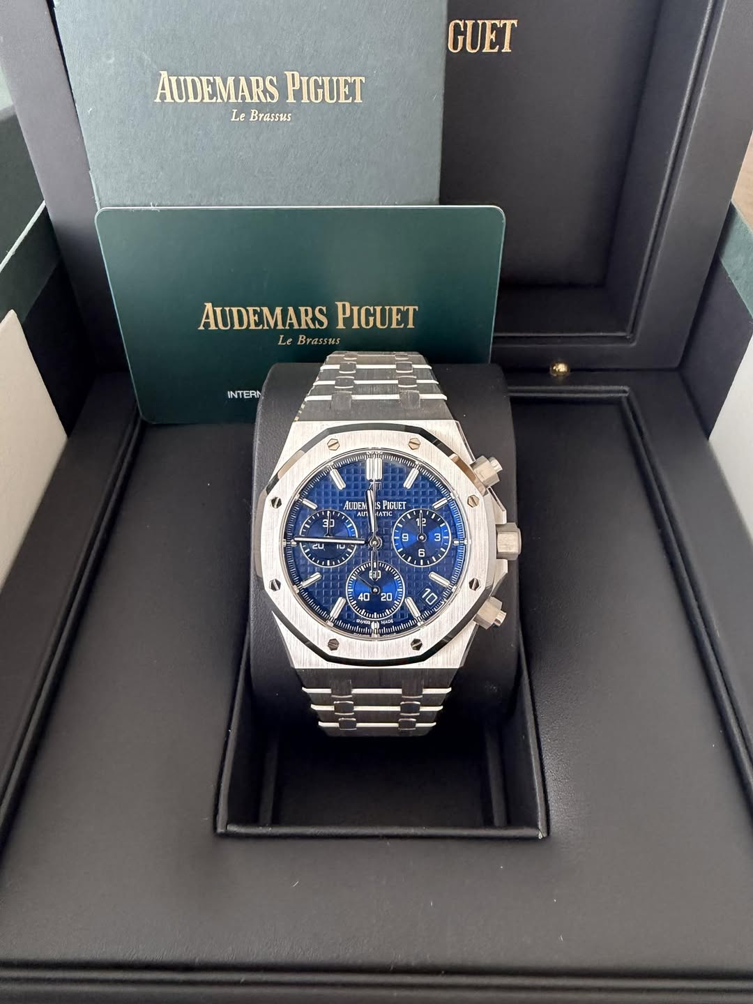 May be an image of wrist watch and text that says 'GUET AUDEMARSPIGUET AUDEMARS PIGUET Le Brassus AUDEMARS PIGUET Le Le Brassus INTERN ® Usyaya 1 AUDEV PIUET GUET 人 C ้ Jh 12…