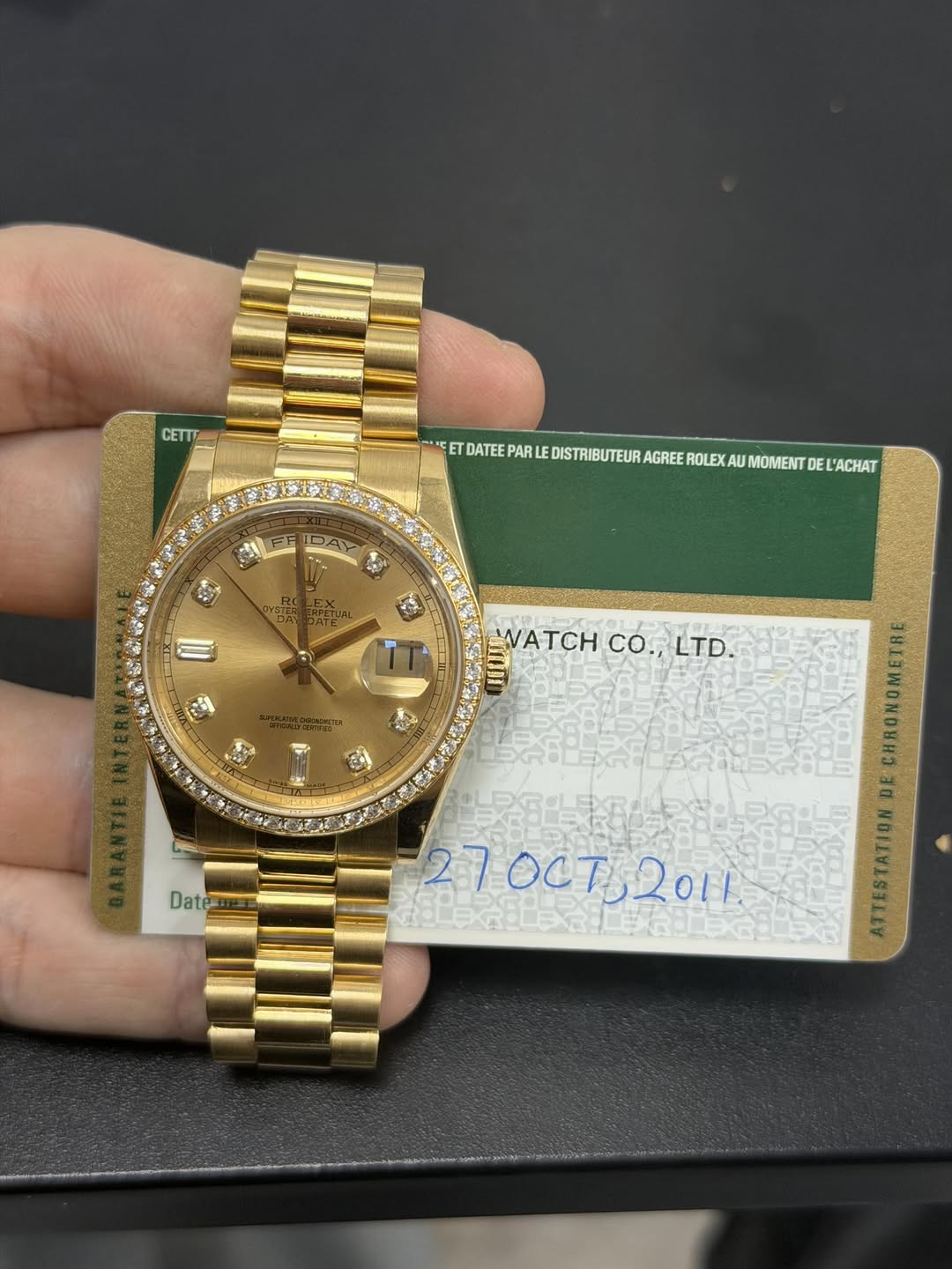 May be an image of wrist watch and text that says 'CETTE זיירה "STCIEPAEITRATERA ET DATEEP AR L DISTRIBUTEUF AGREE ROLEX AU MOMENT DE L'ACHAT IDAY မ E WWATCHCO.,LTD. VATCH…